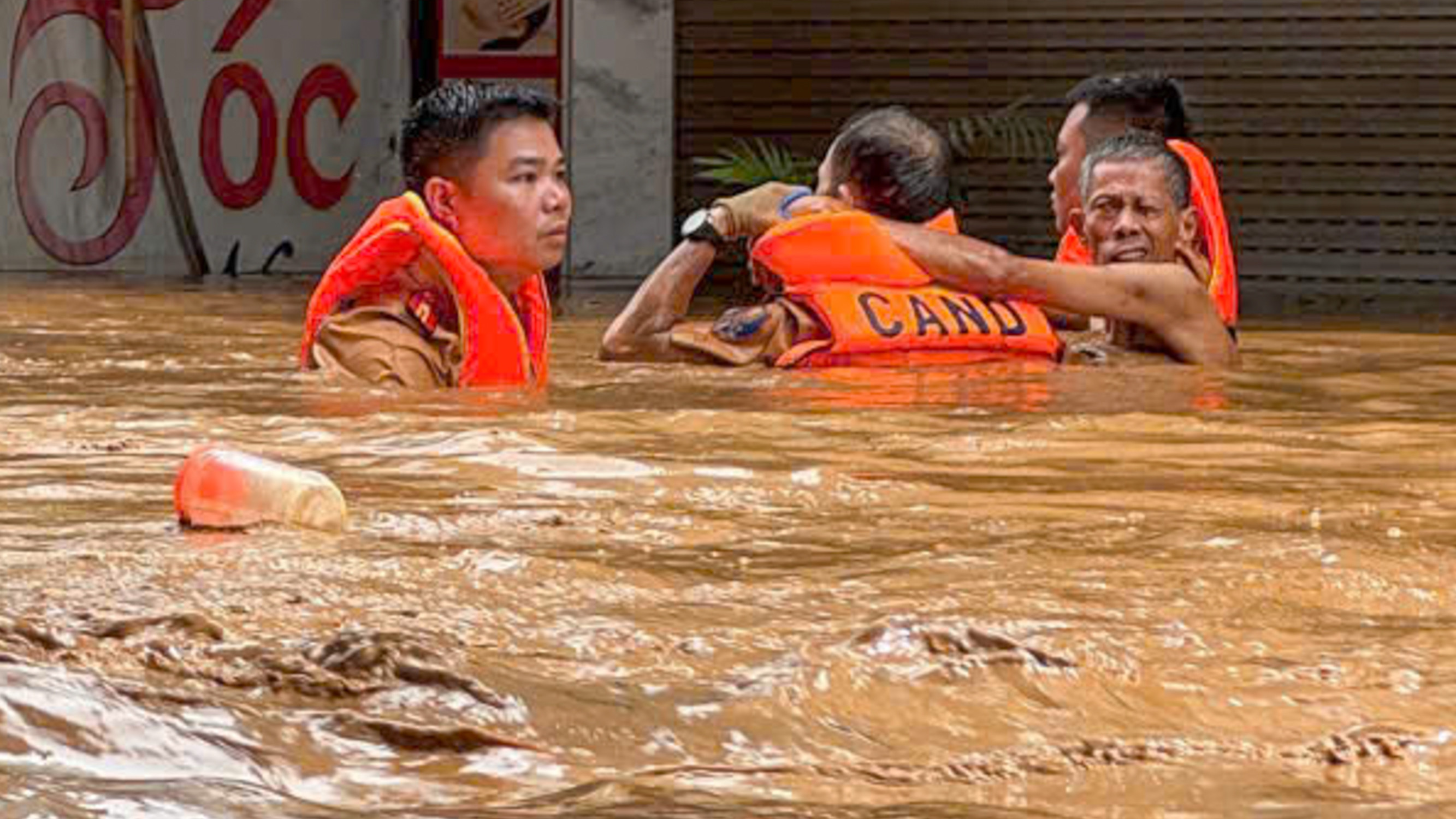 Sơn La: Băng dòng nước xiết, cảnh sát đưa cụ già, em nhỏ đến nơi an toàn