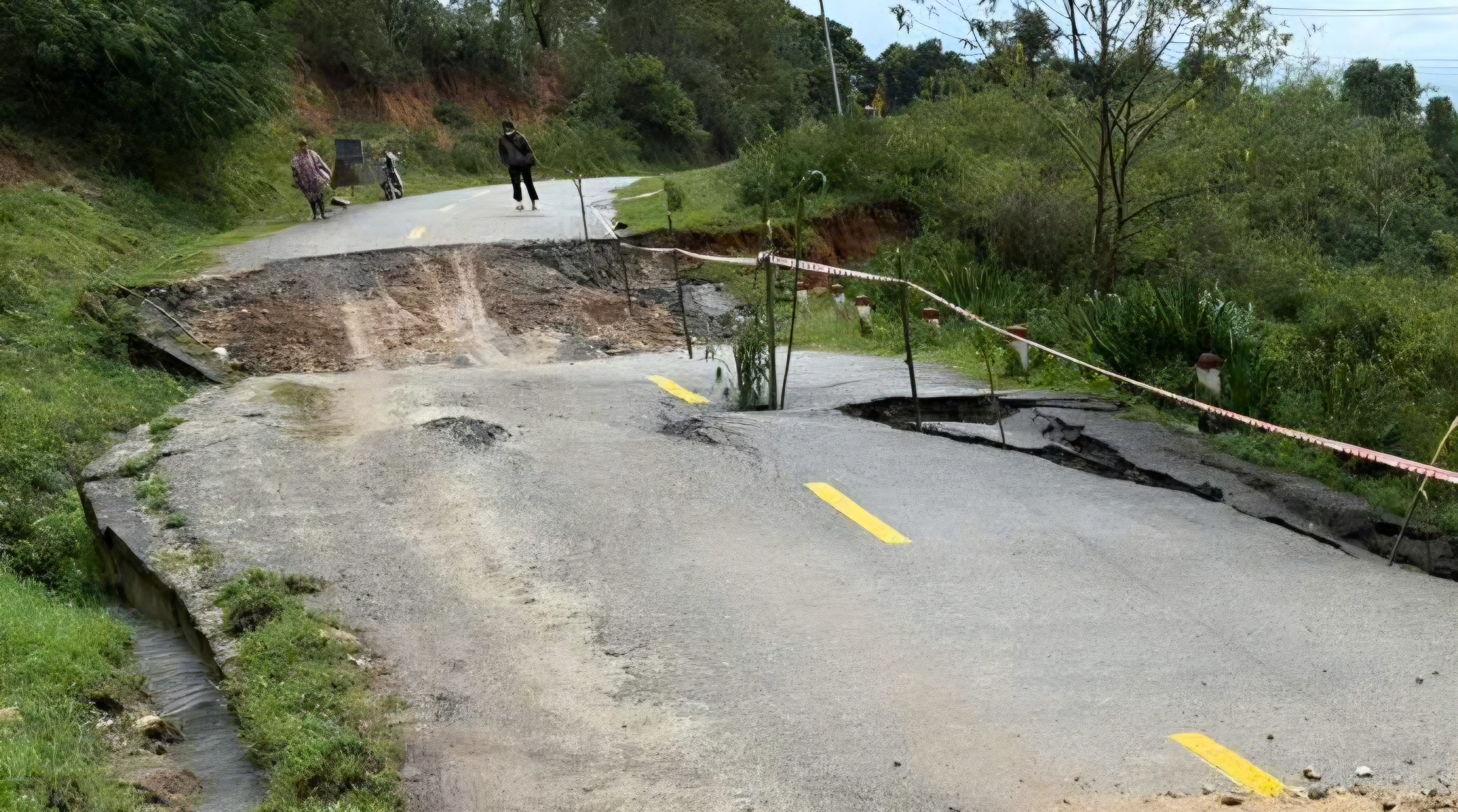 Xuất hiện 'hố tử thần' sâu 1,2m trên Quốc lộ 40B ở miền núi Quảng Ngãi