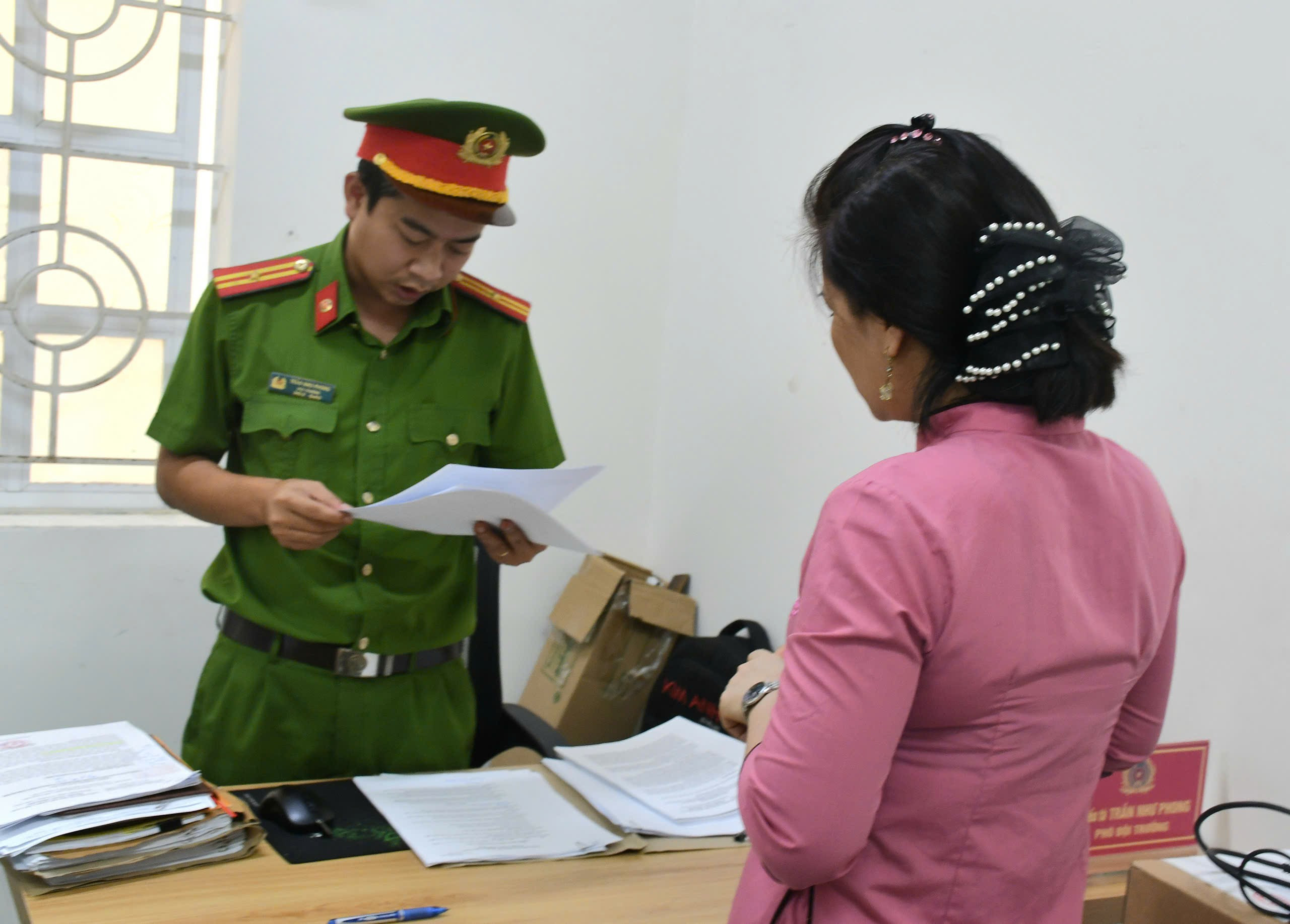 Bắt giam bảo mẫu ném bé trai 14 tháng tuổi xuống nền, chấn thương sọ não