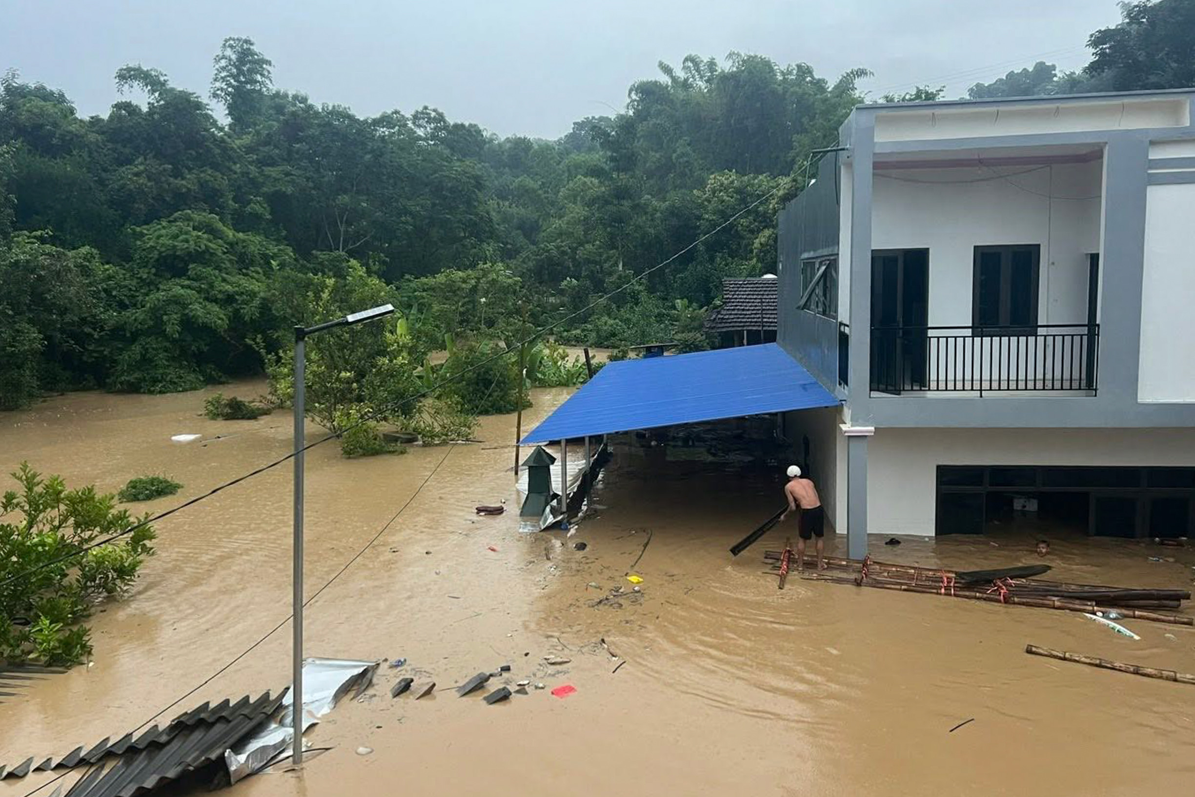 Mưa lũ dâng nhanh, hàng trăm hộ dân ở Sơn La và Điện Biên phải sơ tán khẩn cấp
