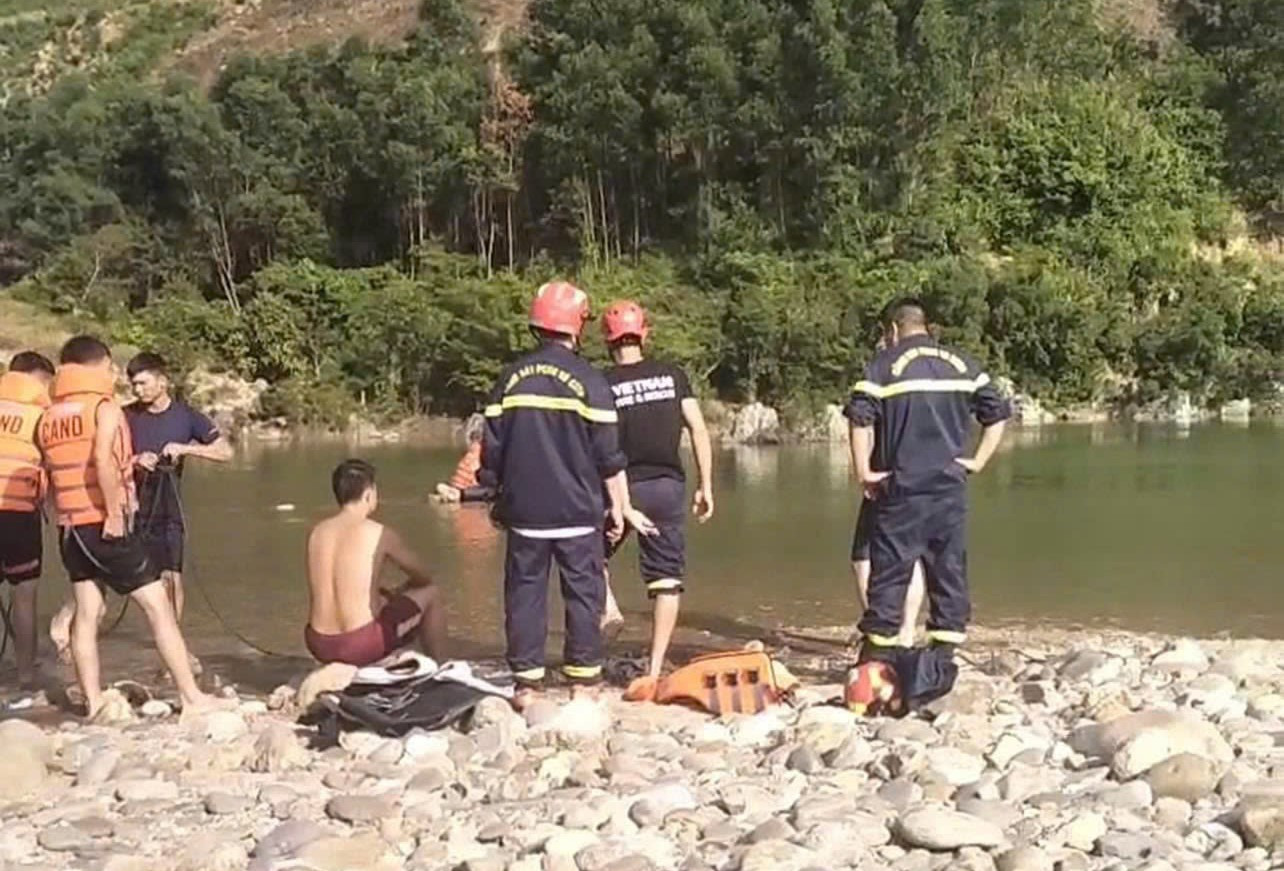 Trượt chân ngã khi đang lội suối, 2 sinh viên ở Đà Nẵng mất tích