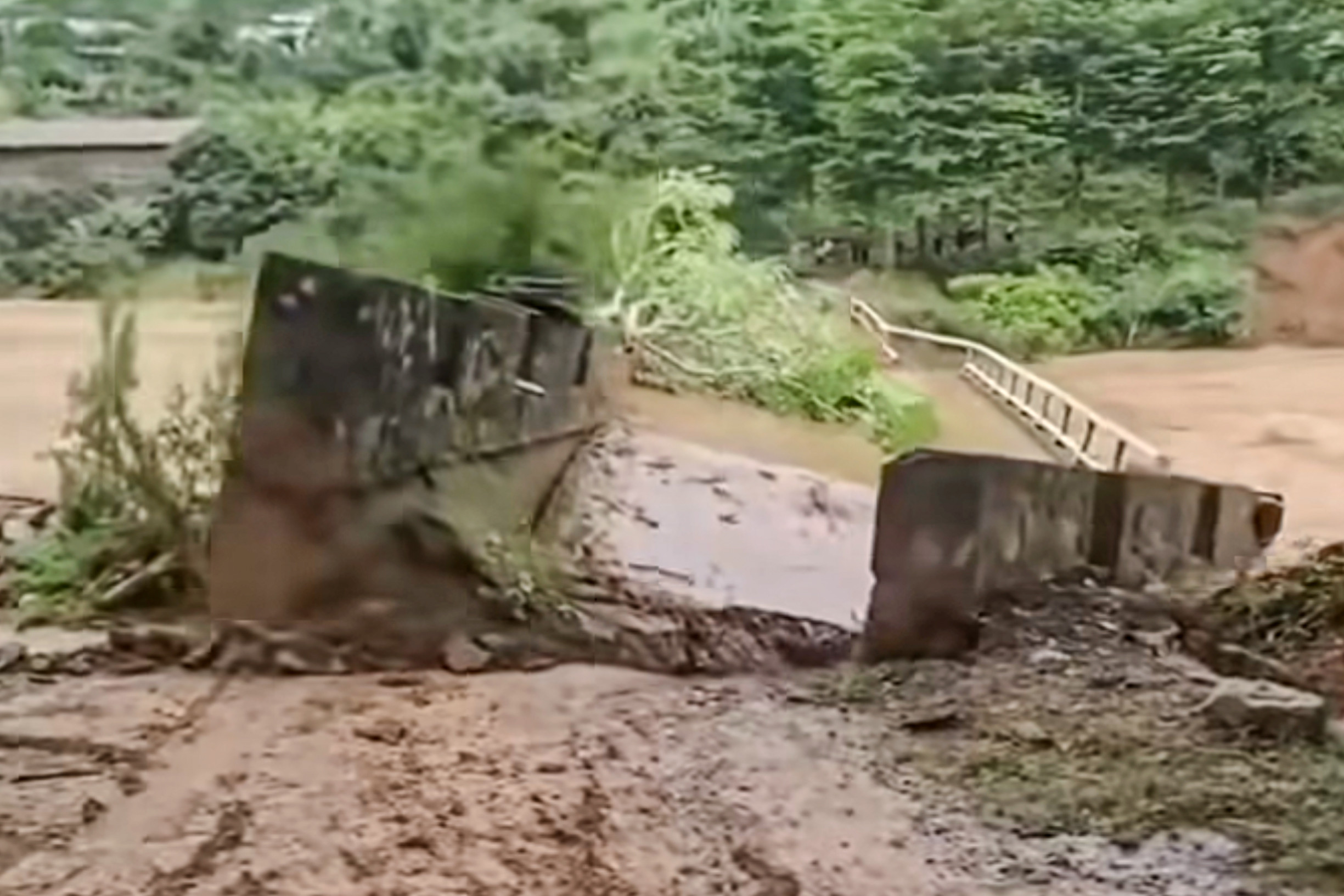 Sơn La: Cầu vào thủy điện Nậm Công 3 bị lũ cuốn trôi