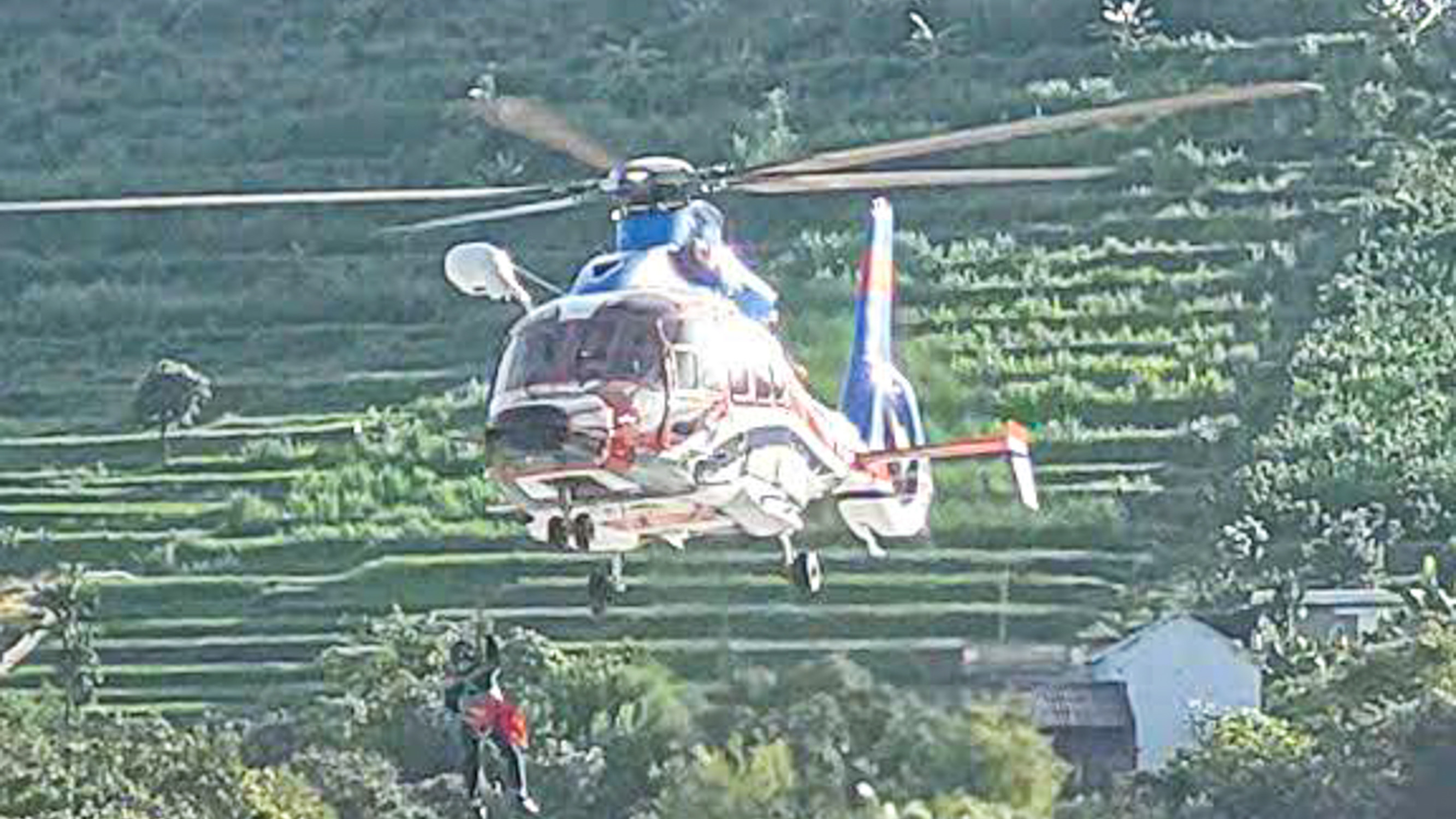 Trực thăng quân đội giải cứu thành công 8 người bị cô lập do mưa lũ ở Sơn La