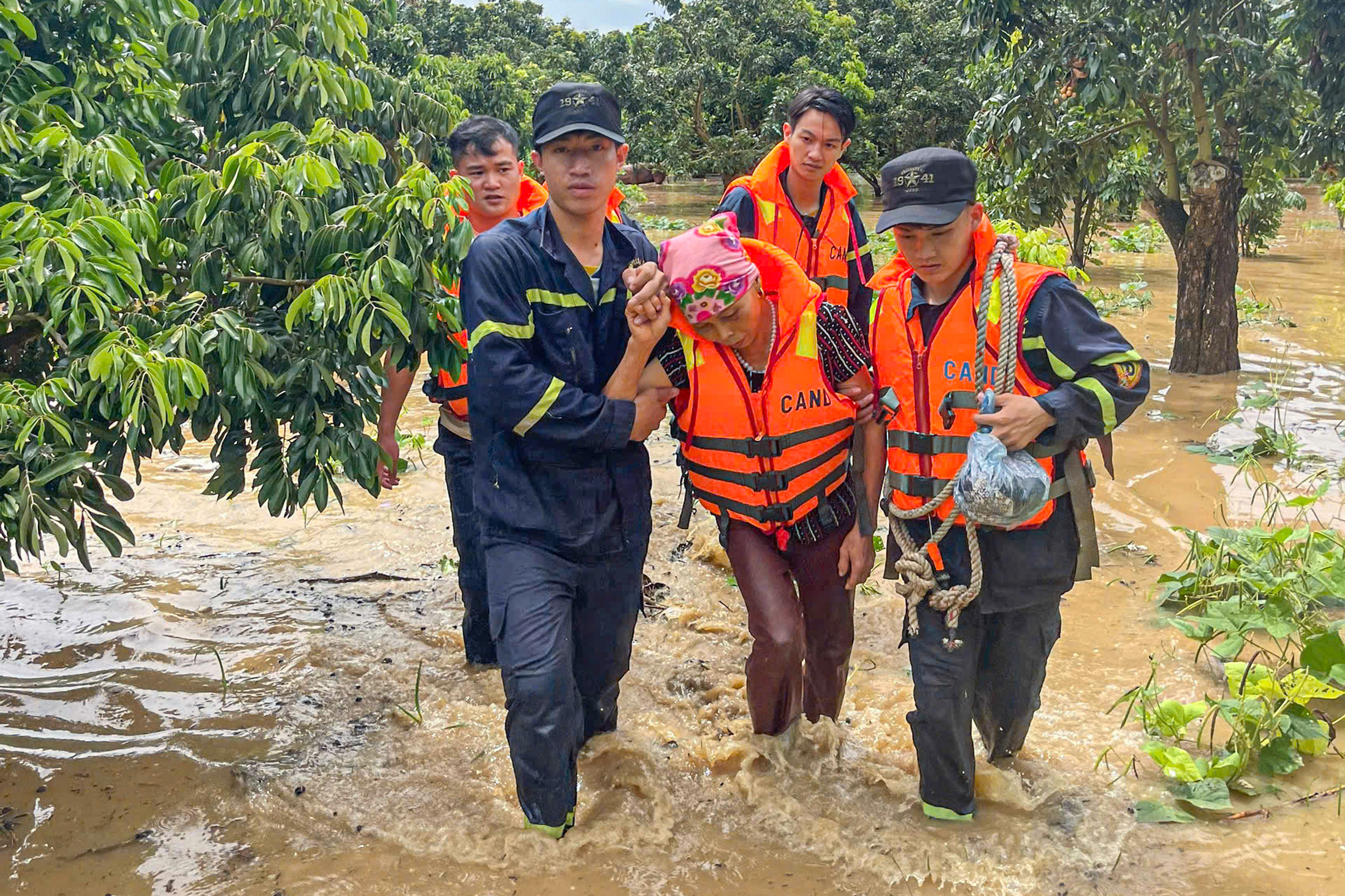 Vượt dòng nước xiết cứu 6 người dân, Công an Sơn La nhận thư khen từ Bộ Công an