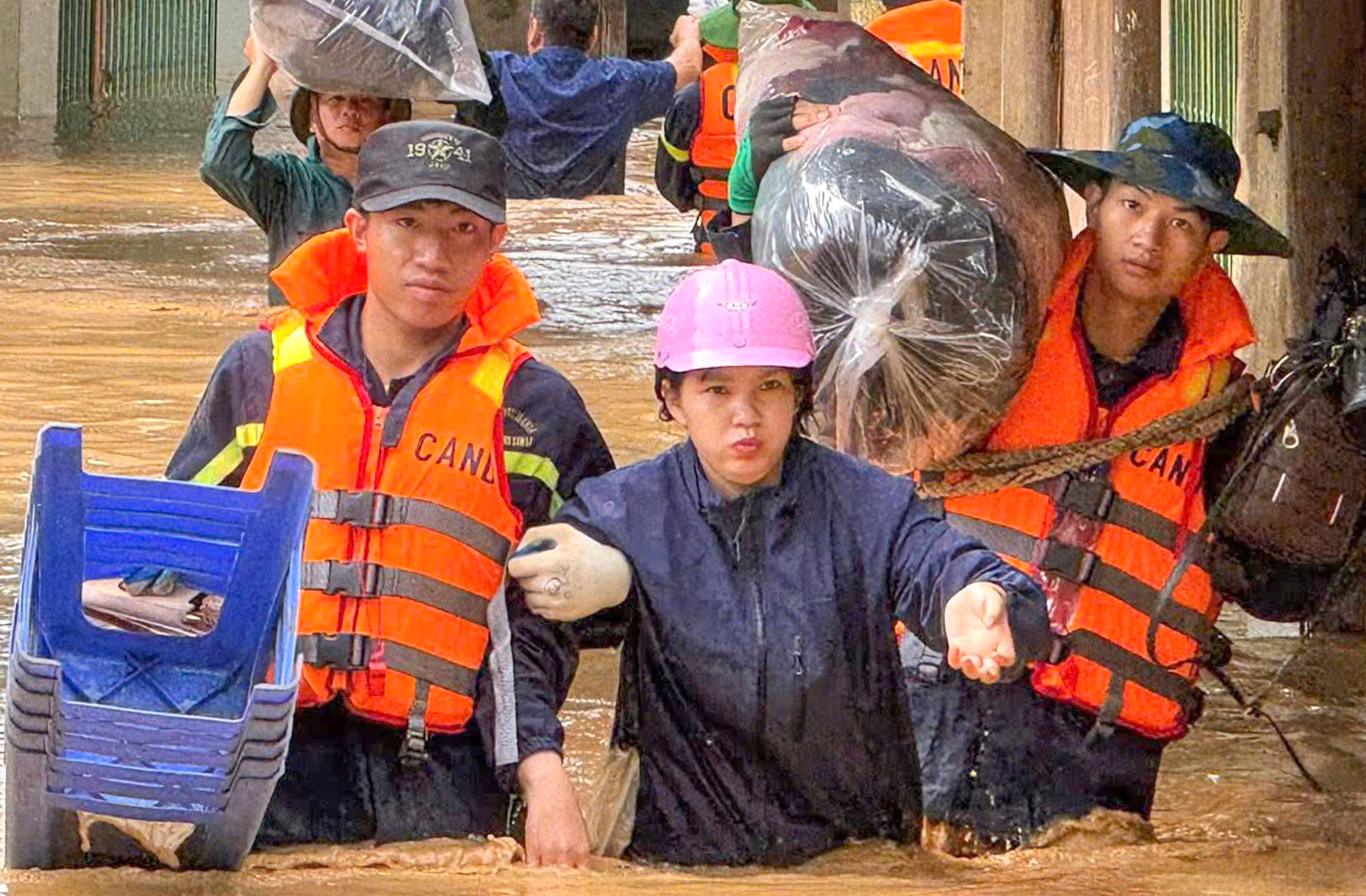 Cảnh sát lội bùn giúp dân khắc phục hậu quả sau mưa lũ kinh hoàng ở Sơn La