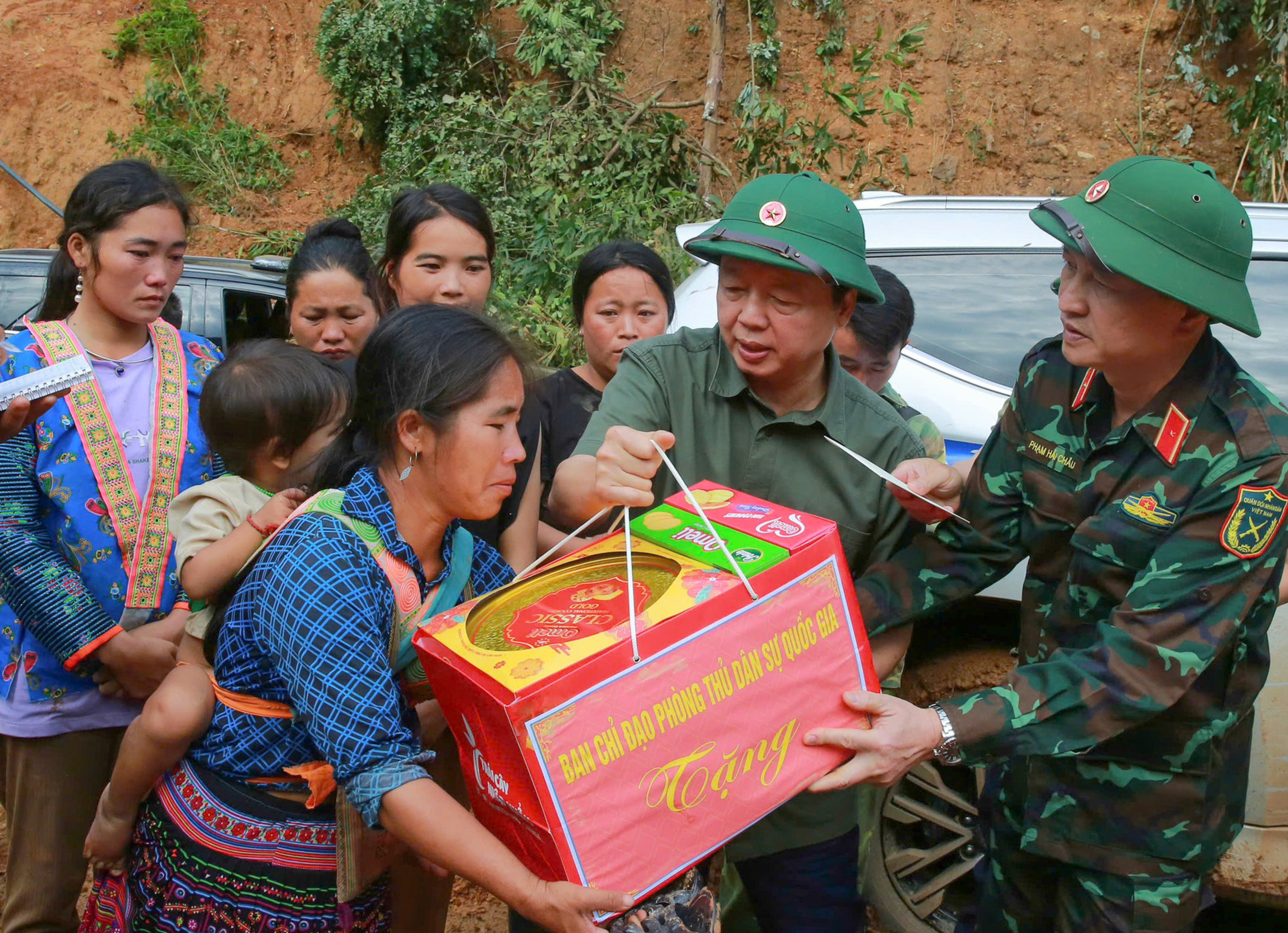 Phó Thủ tướng Trần Hồng Hà trực tiếp cứu trợ, thăm hỏi người dân vùng lũ ở Điện Biên