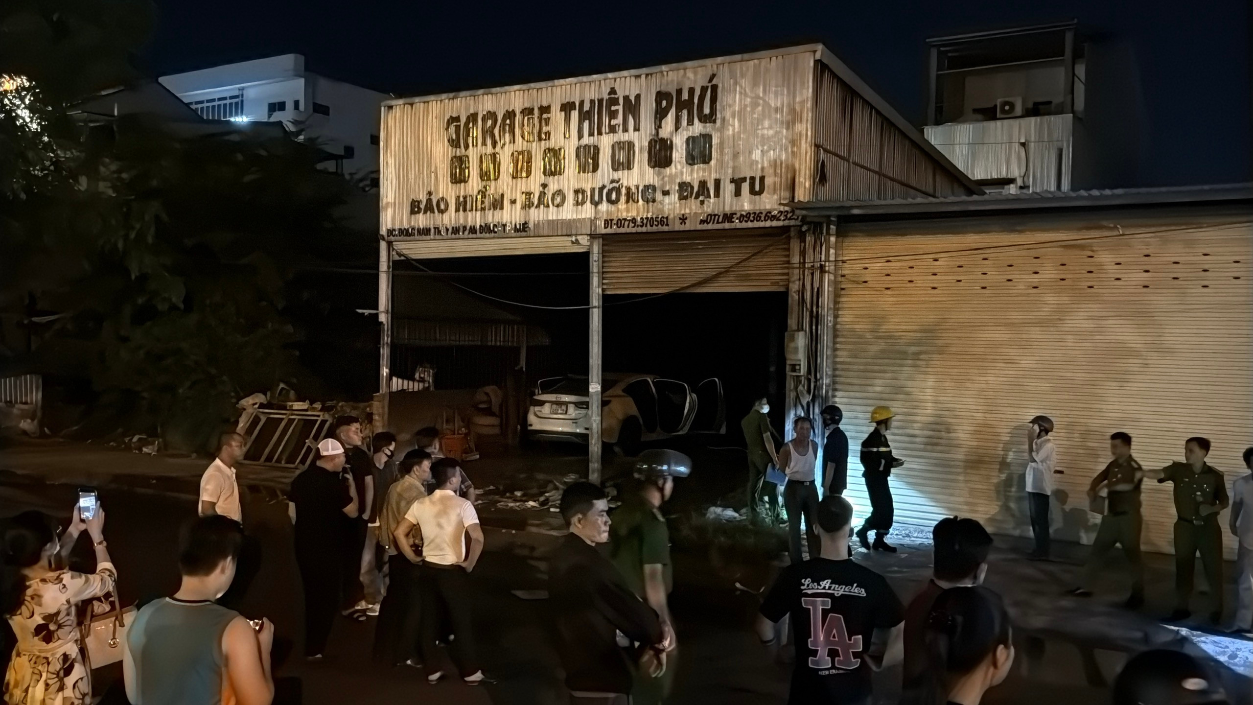 Gara ô tô ở Huế bốc cháy trong đêm