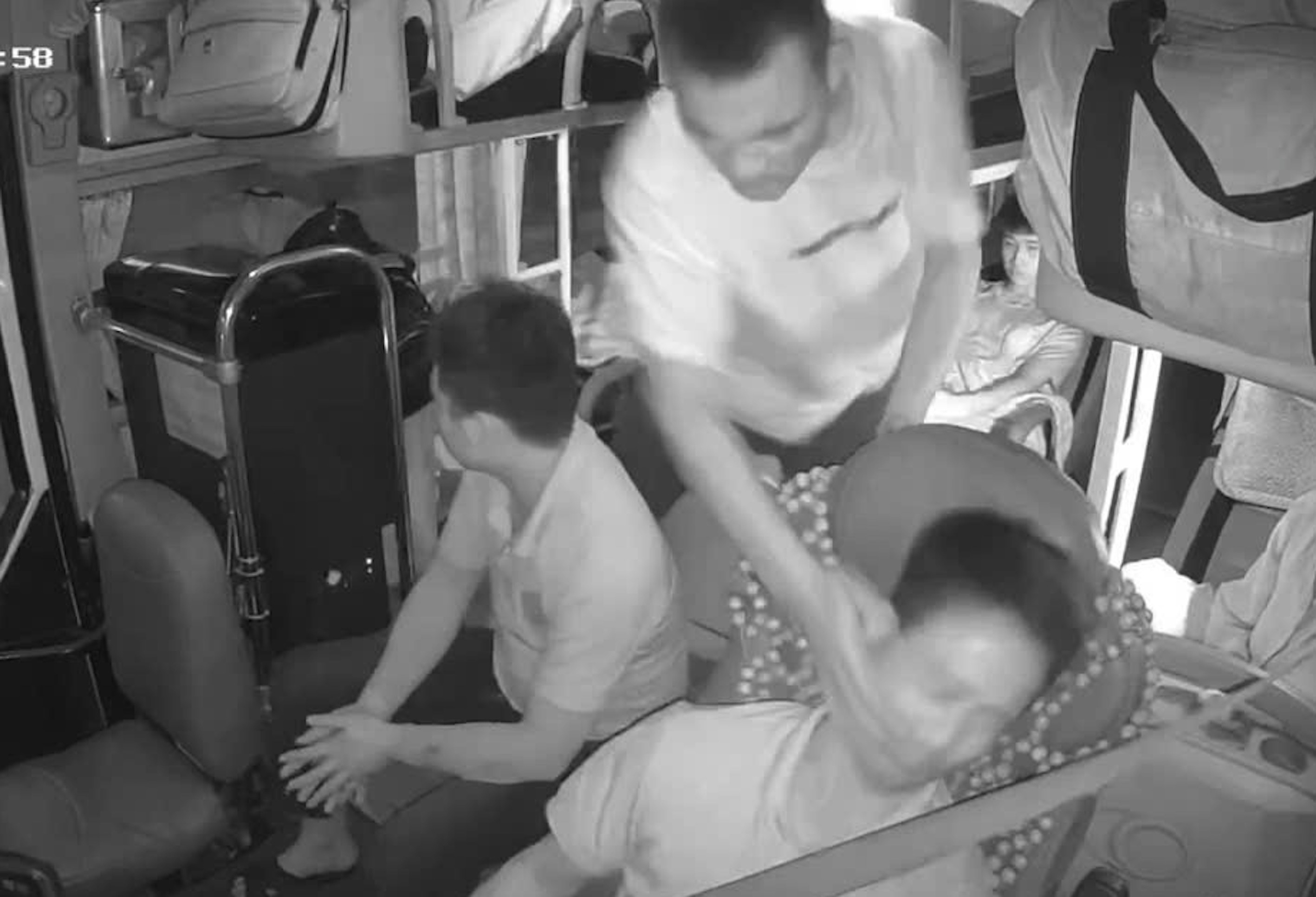 Đang lái xe, tài xế bất ngờ bị hành khách tát vào mặt