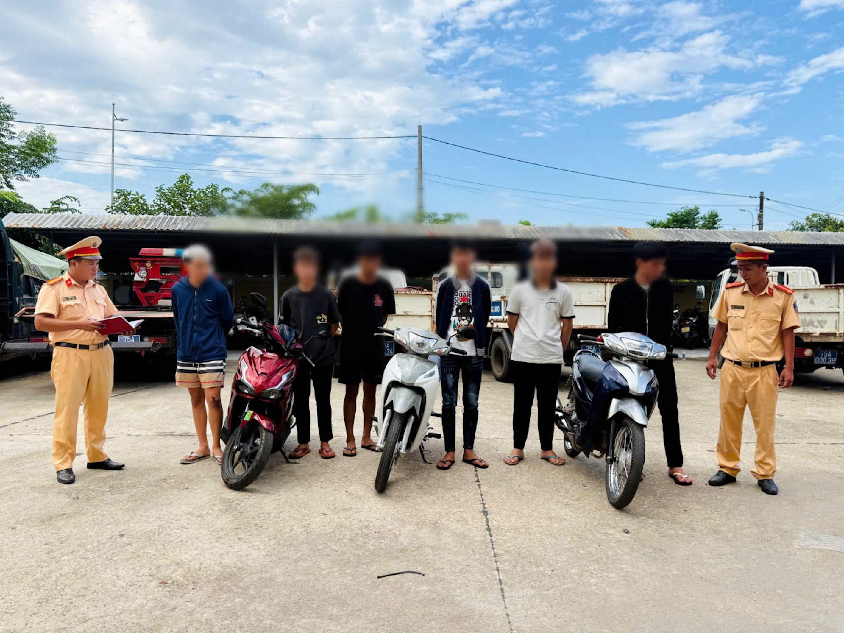 Nhóm thiếu niên ở Huế mang hung khí chạy xe lạng lách, gây tai nạn rồi bỏ chạy