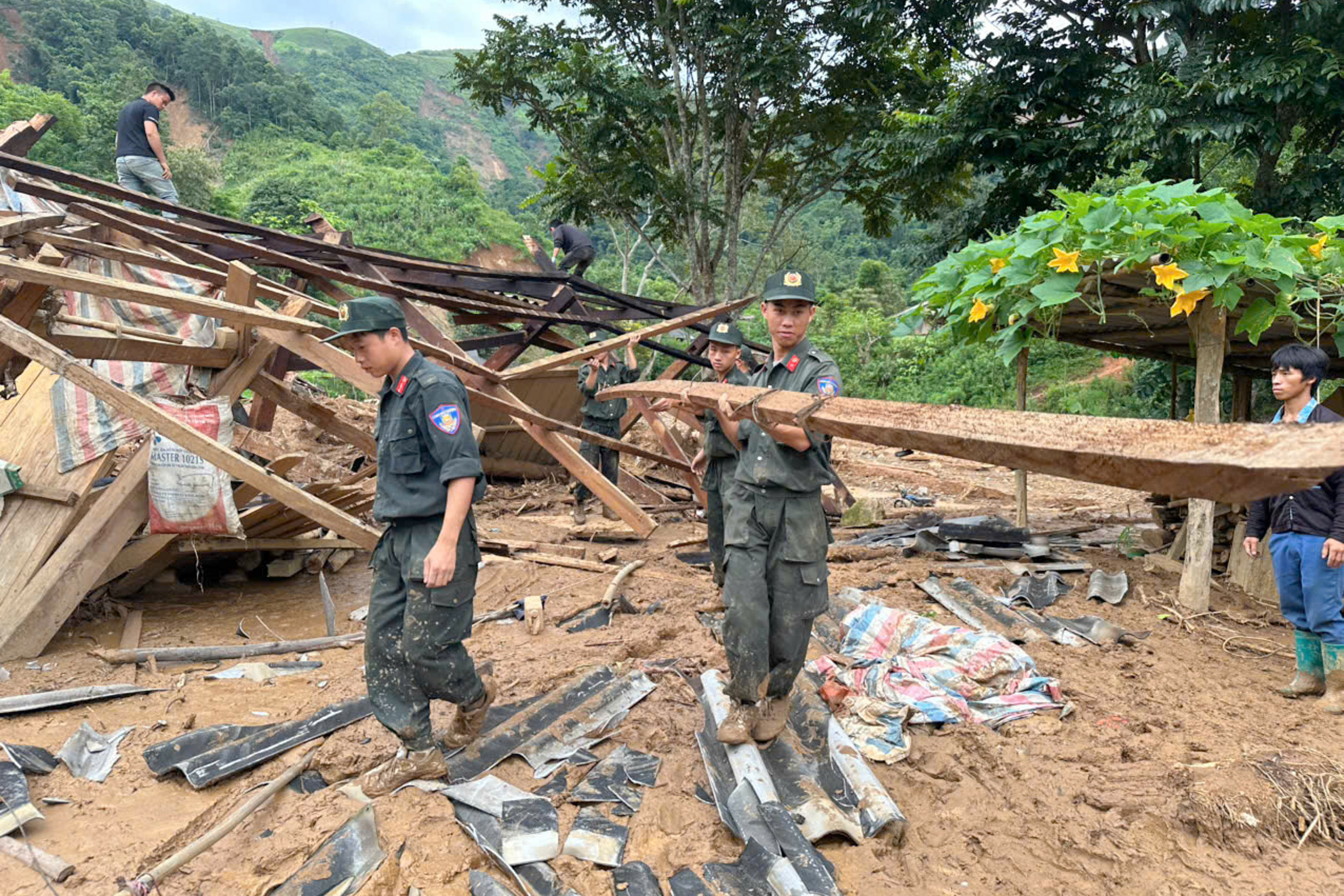 Vượt bùn lầy, cảnh sát giúp dân vùng lũ Điện Biên dựng lại nhà, sửa trường học