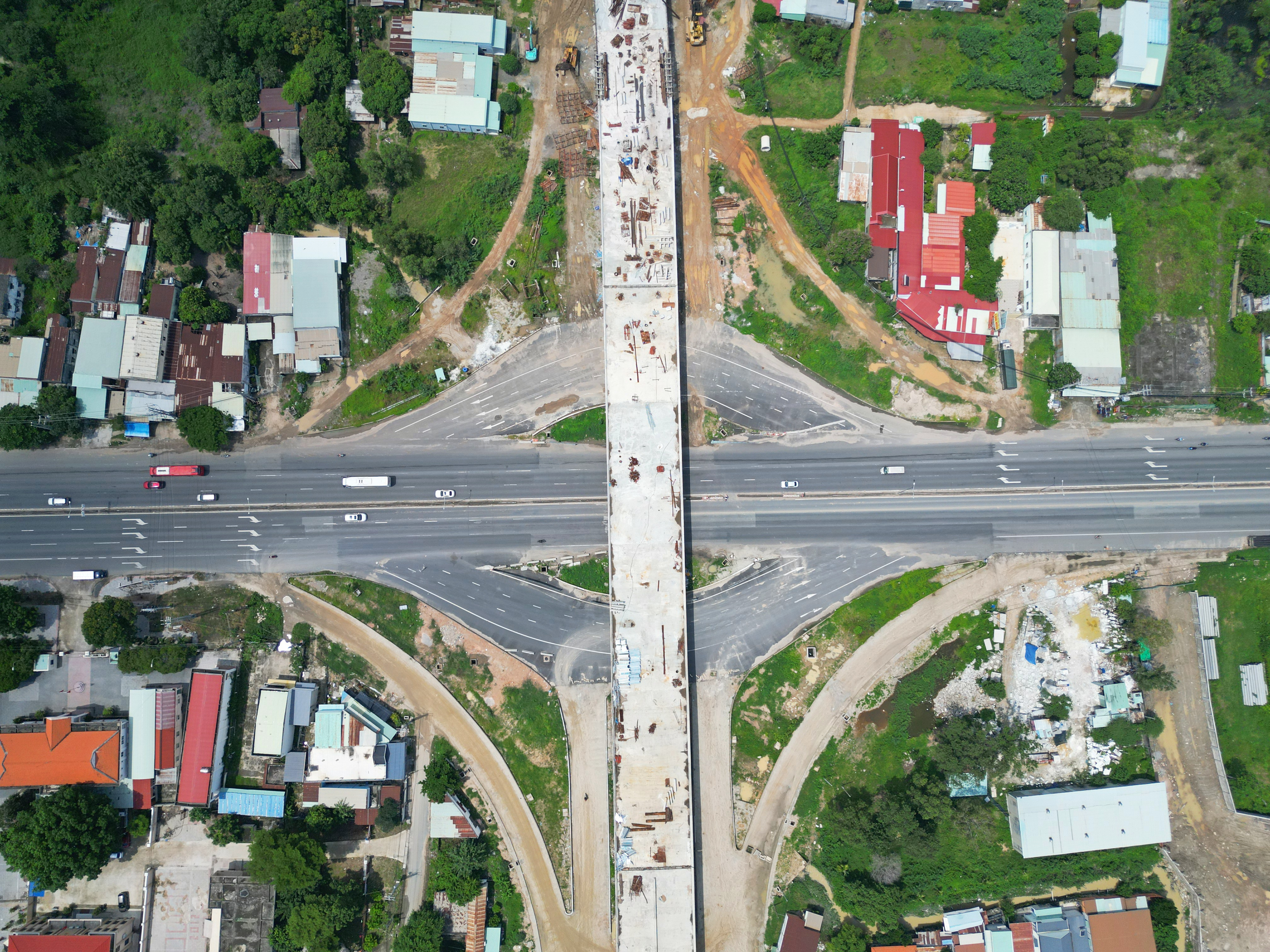 Gấp rút thi công tuyến đường kết nối cảng với khu công nghiệp