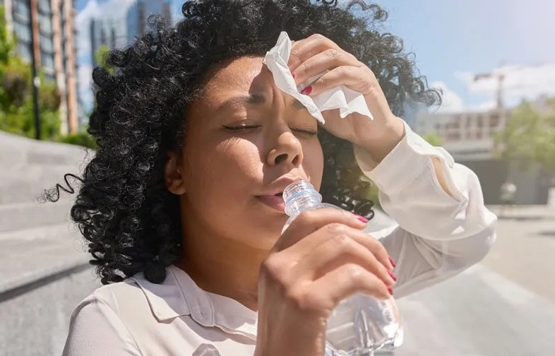 Cách làm mát người trong ngày nóng: Rửa tay trước rửa mặt, uống và tắm nước ấm