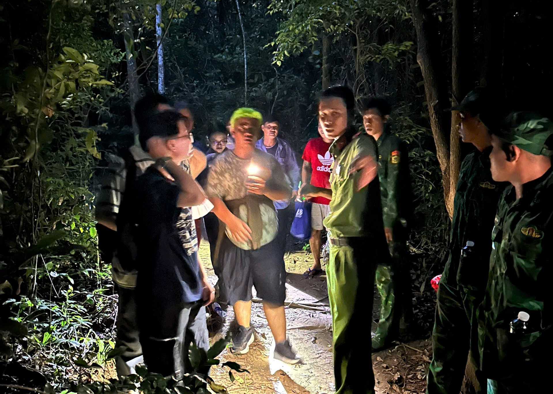 Tìm được 6 người đi lạc trên núi ở TP.HCM