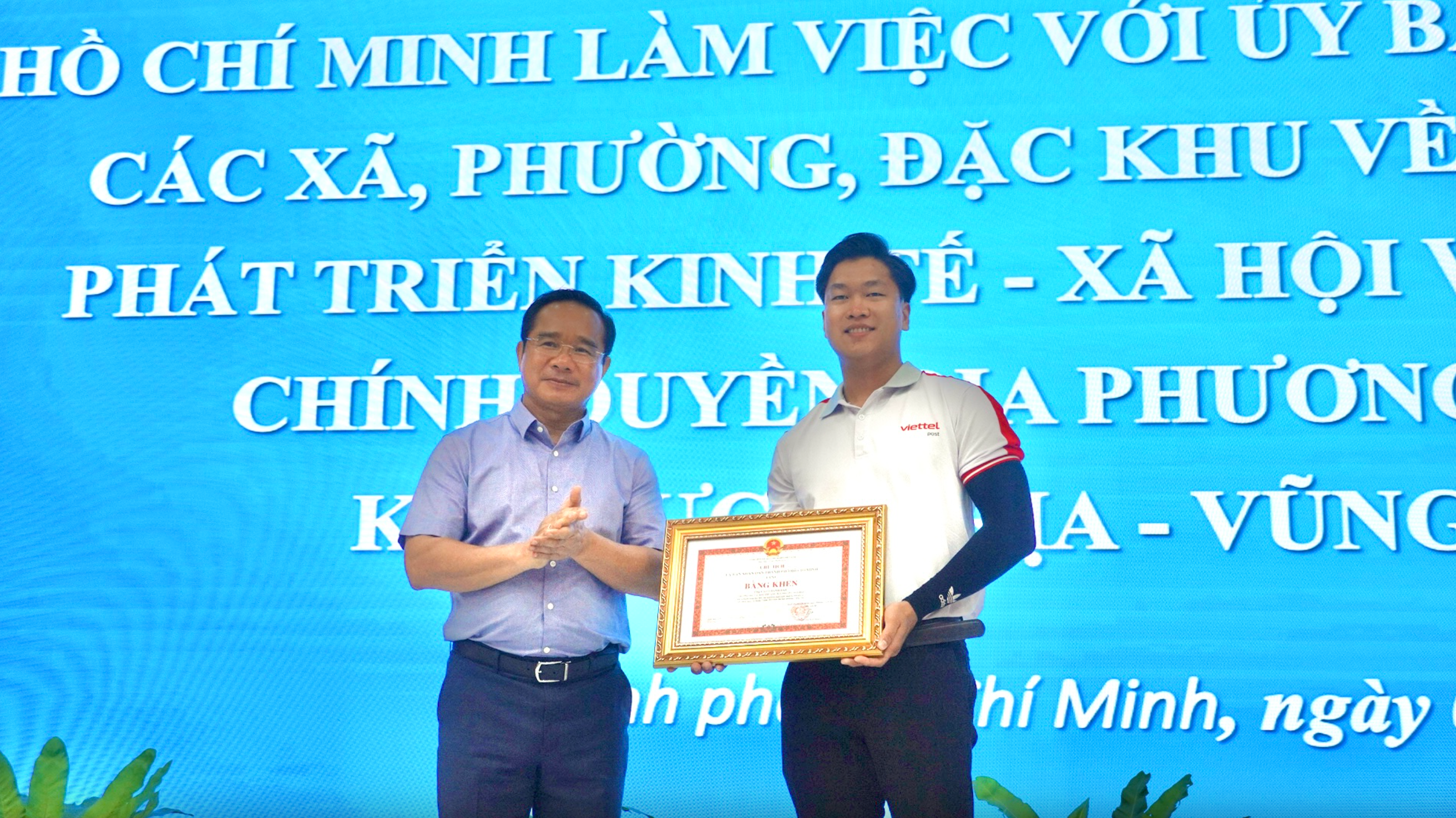 Chủ tịch TP.HCM tặng bằng khen cho 'người hùng' cứu bé gái đuối nước