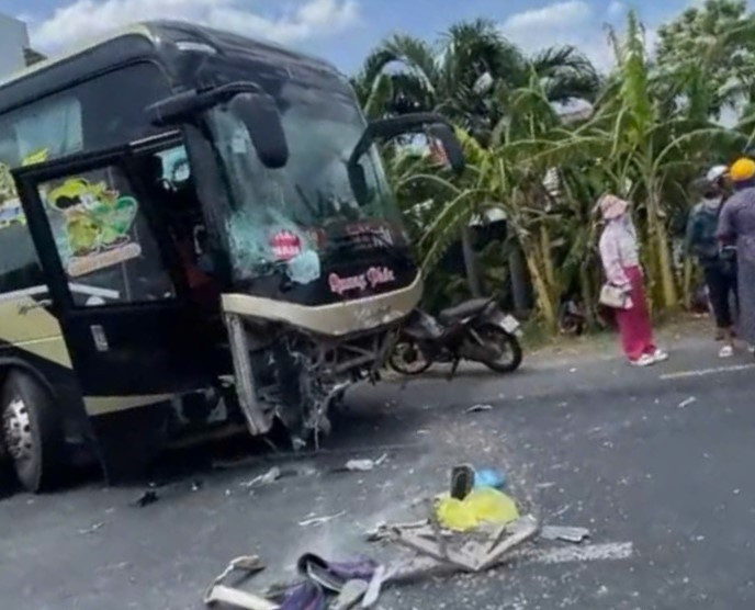 Va chạm với xe khách, 2 người đi xe máy ở Đắk Lắk tử vong