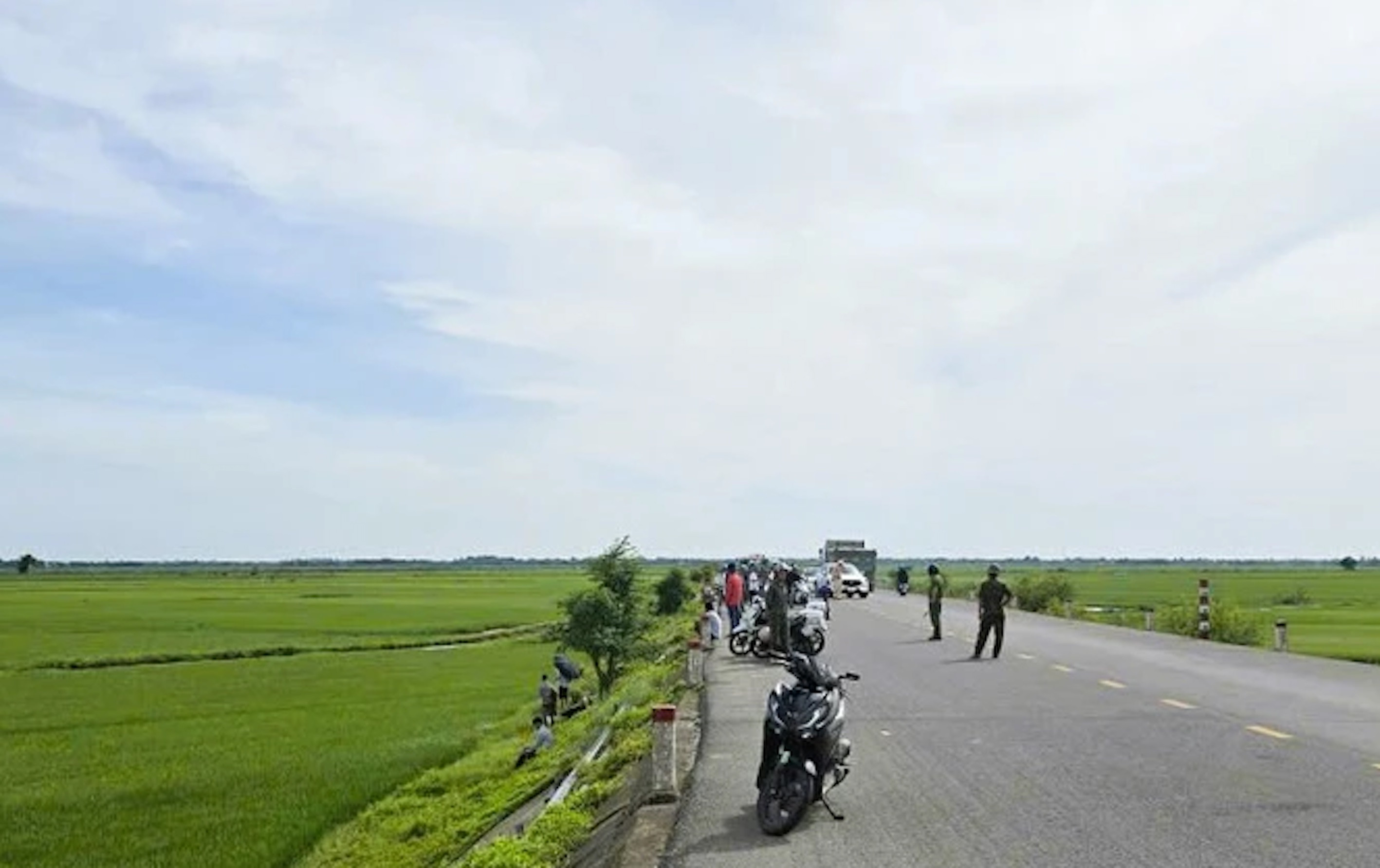 Phát hiện người đàn ông chết cạnh xe máy bên quốc lộ ở Quảng Trị