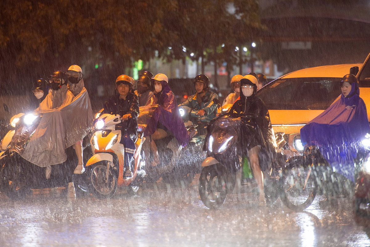 Hà Nội hứng mưa sau đợt nóng 40°C, chuyên gia cảnh báo dông mạnh kèm sấm sét