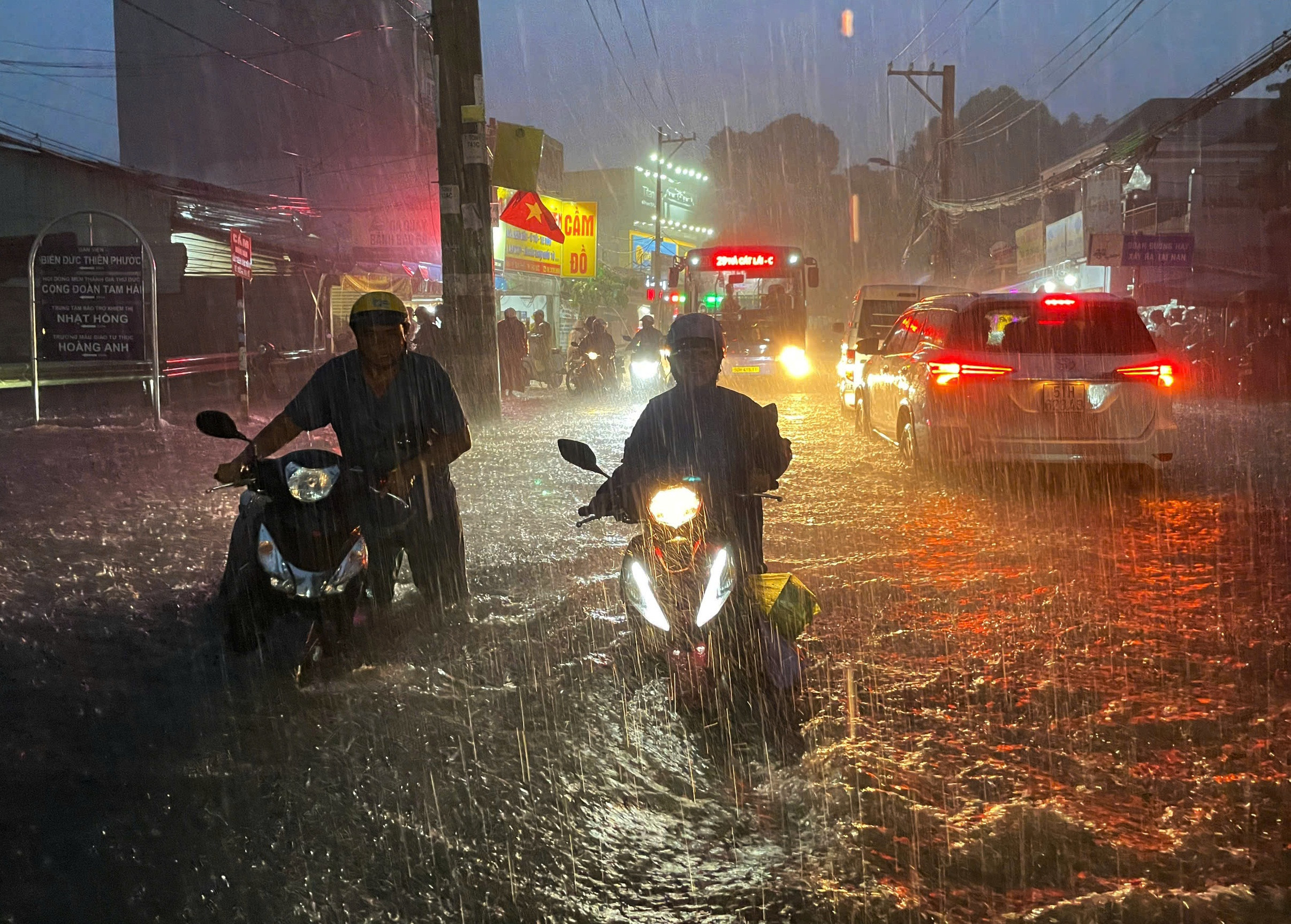  Mưa lớn gây ngập sâu nhiều tuyến đường TP.HCM, người dân dắt xe lội nước về nhà