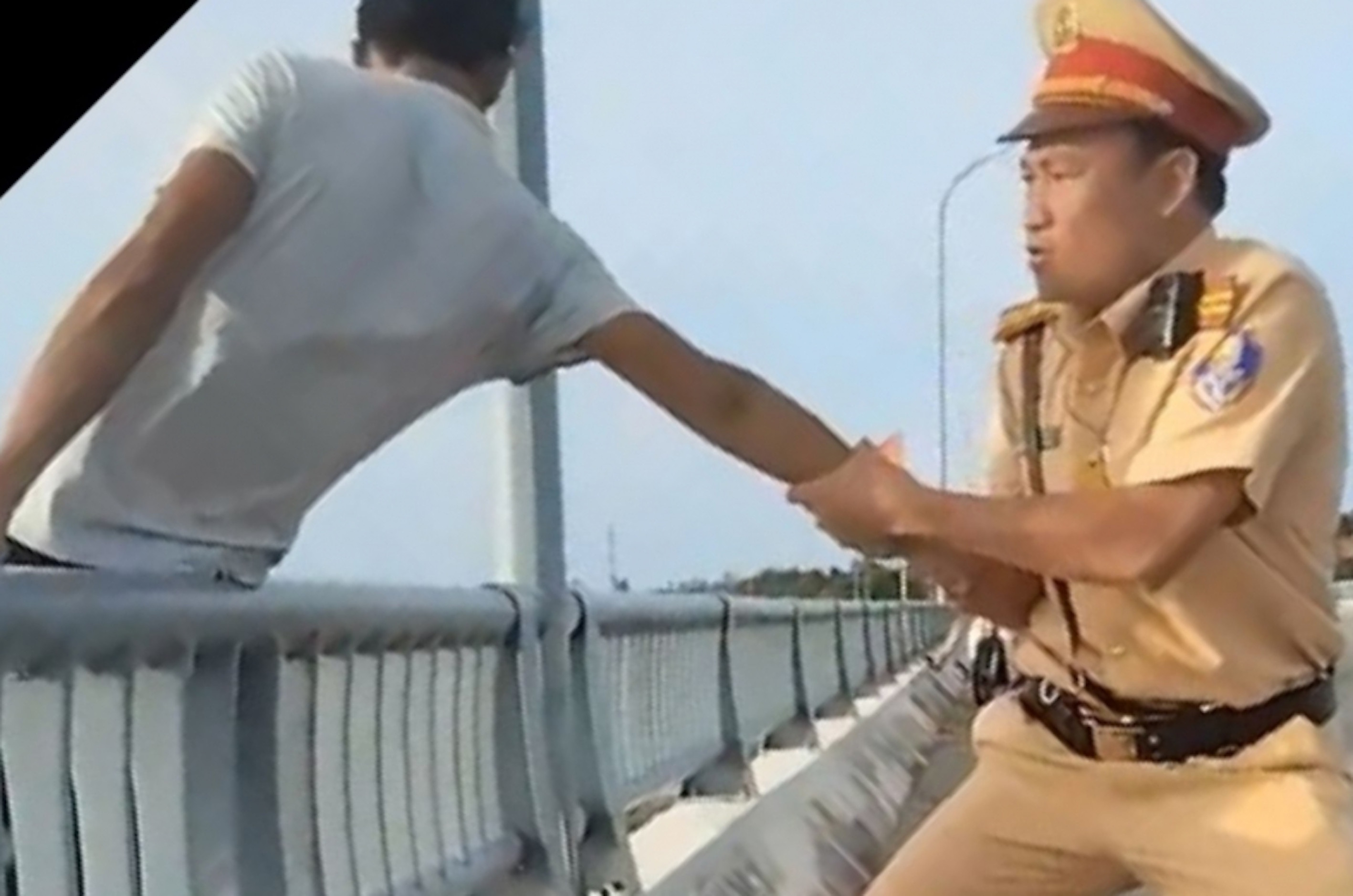 CSGT TP Huế ngăn người đàn ông nhảy cầu tự tử