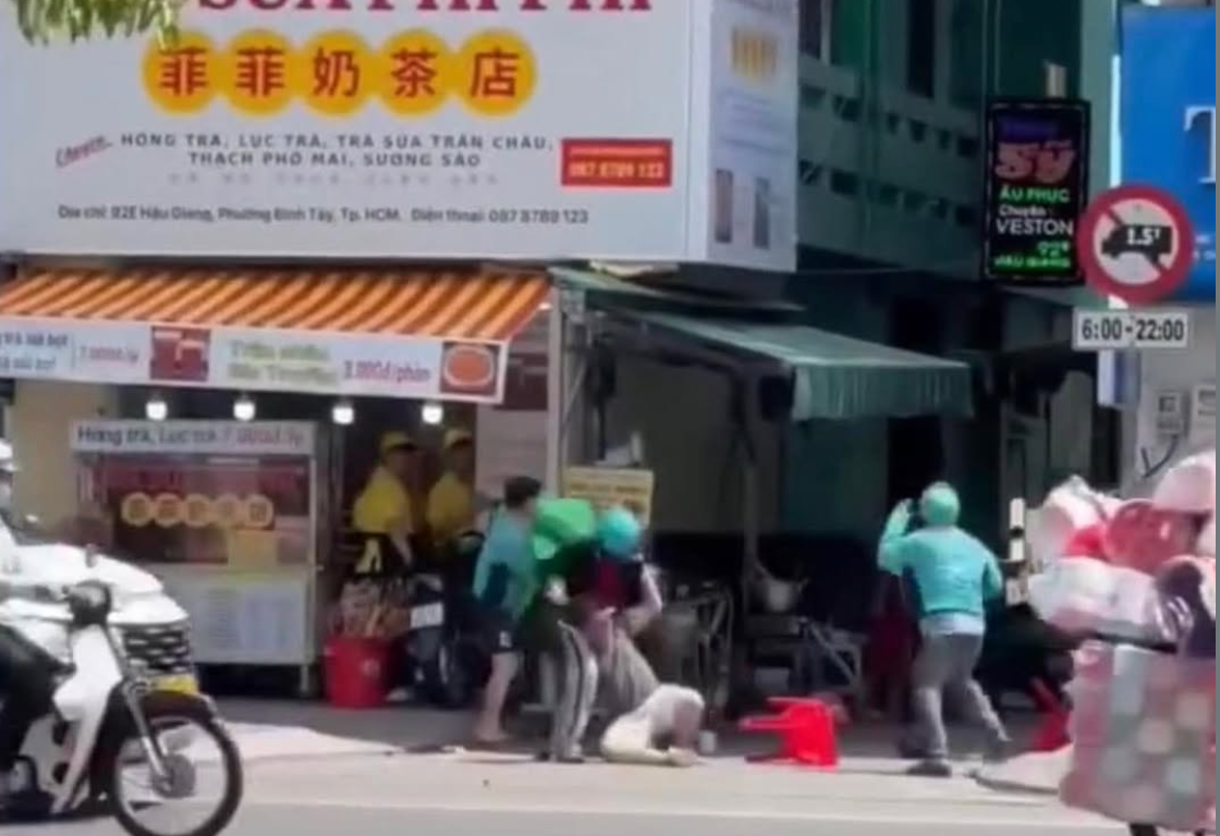 Tạm giữ nhóm người mặc áo xe ôm công nghệ hỗn chiến ở TP.HCM