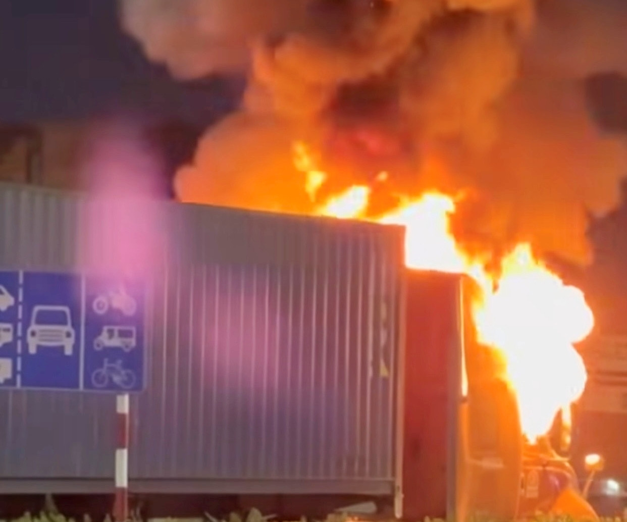 Xe container cháy ngùn ngụt ở TP.HCM