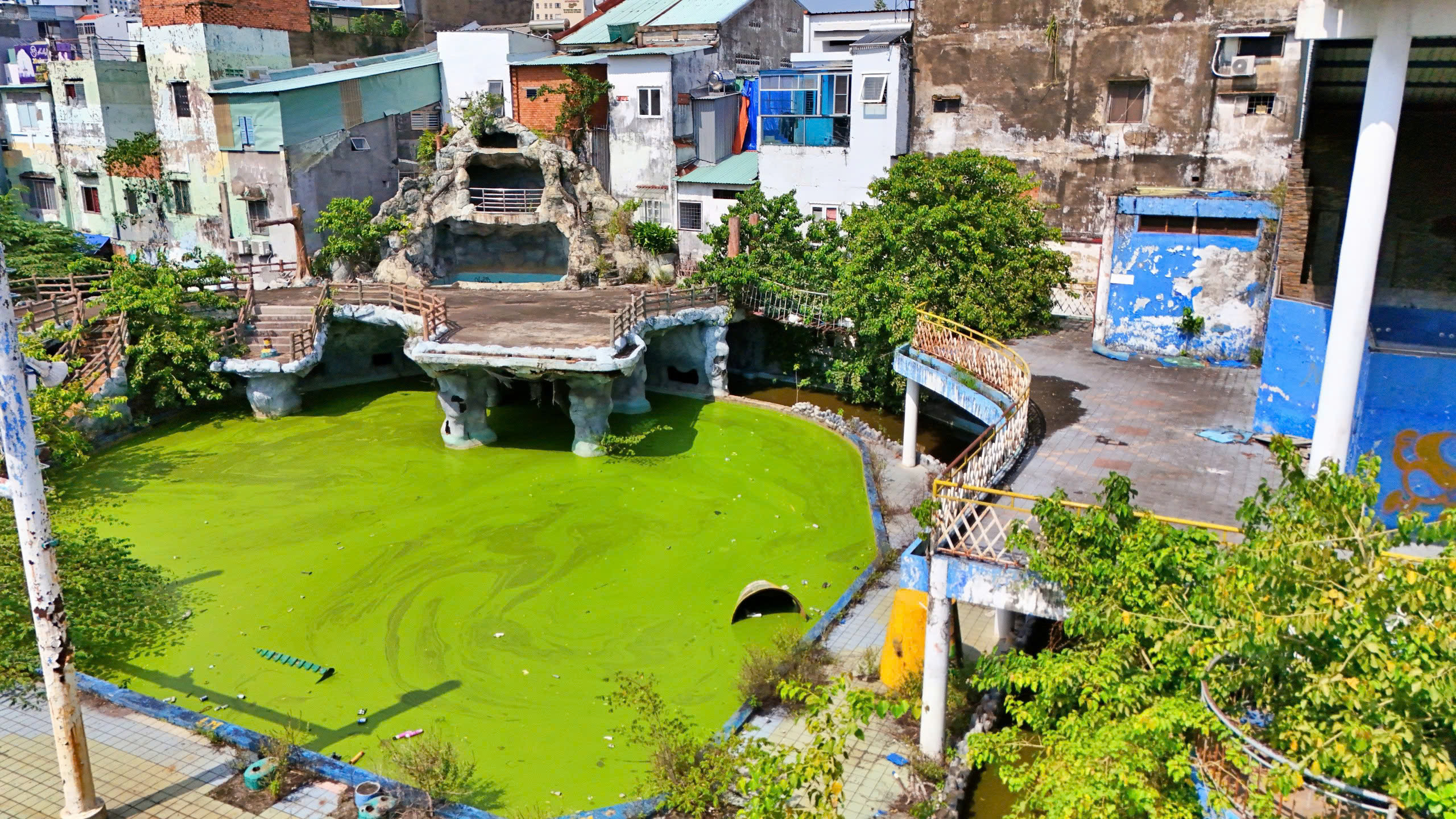 Cảnh hoang tàn của công viên nước từng sôi động bậc nhất TP.HCM