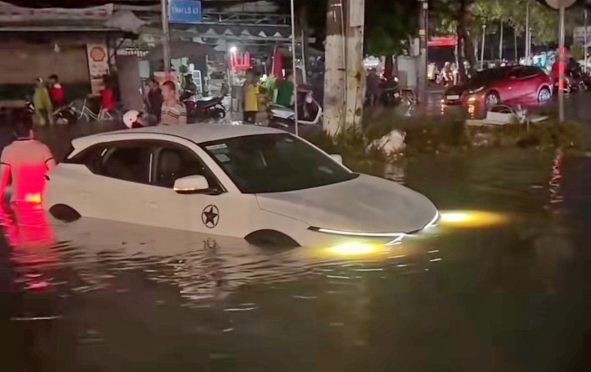Chuyên gia lý giải về trận mưa khiến đường phố TP.HCM 'thành sông' tối 5/8
