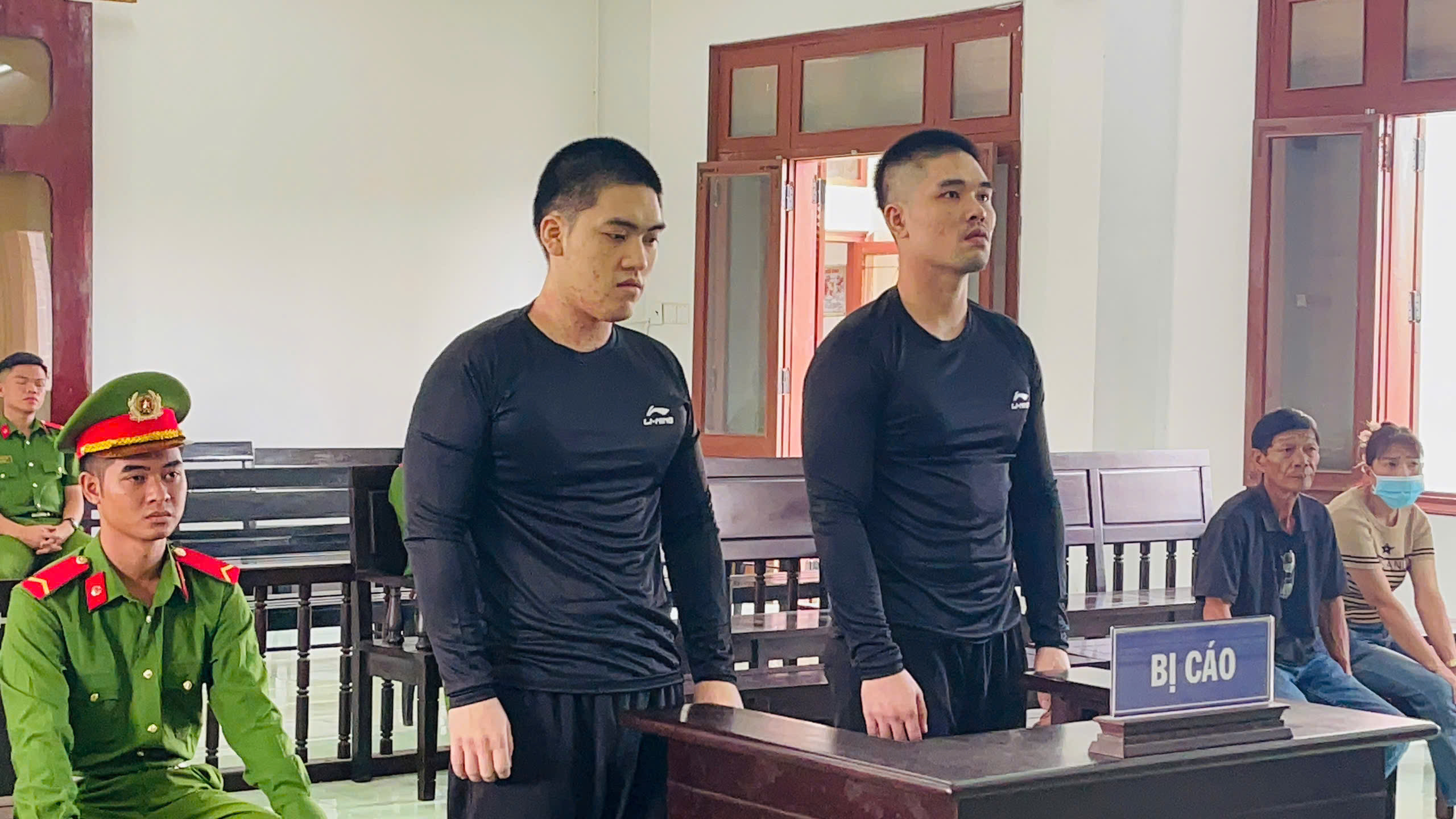 30 năm tù cho hai anh em giang hồ chém người rồi trốn sang Campuchia