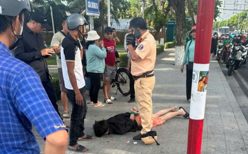 Đang làm nhiệm vụ, cán bộ CSGT bị người đàn ông ngoại quốc đấm chảy máu