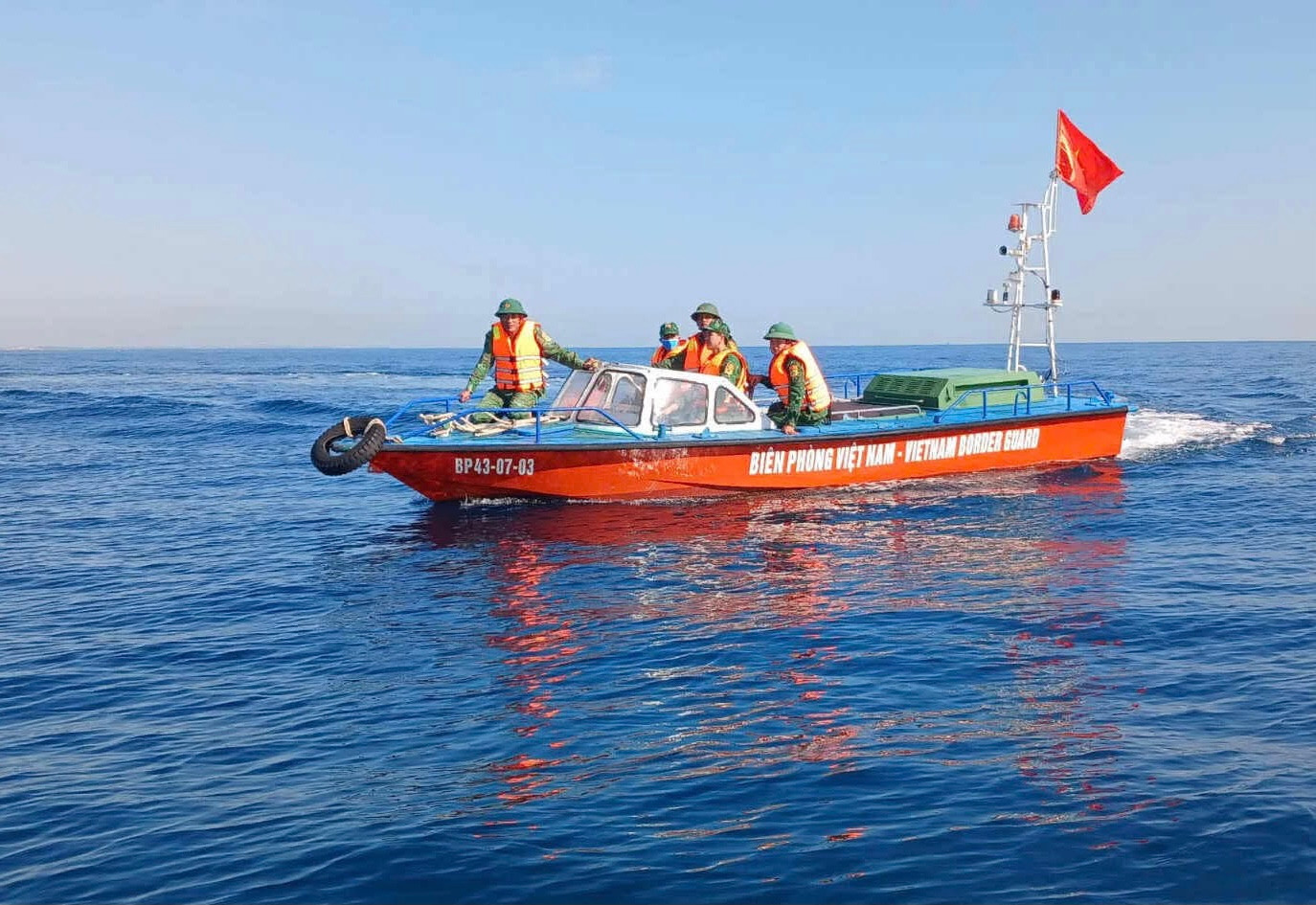 Phát hiện chiếc thuyền trôi dạt cùng giấy tờ tuỳ thân, nghi ngư dân mất tích