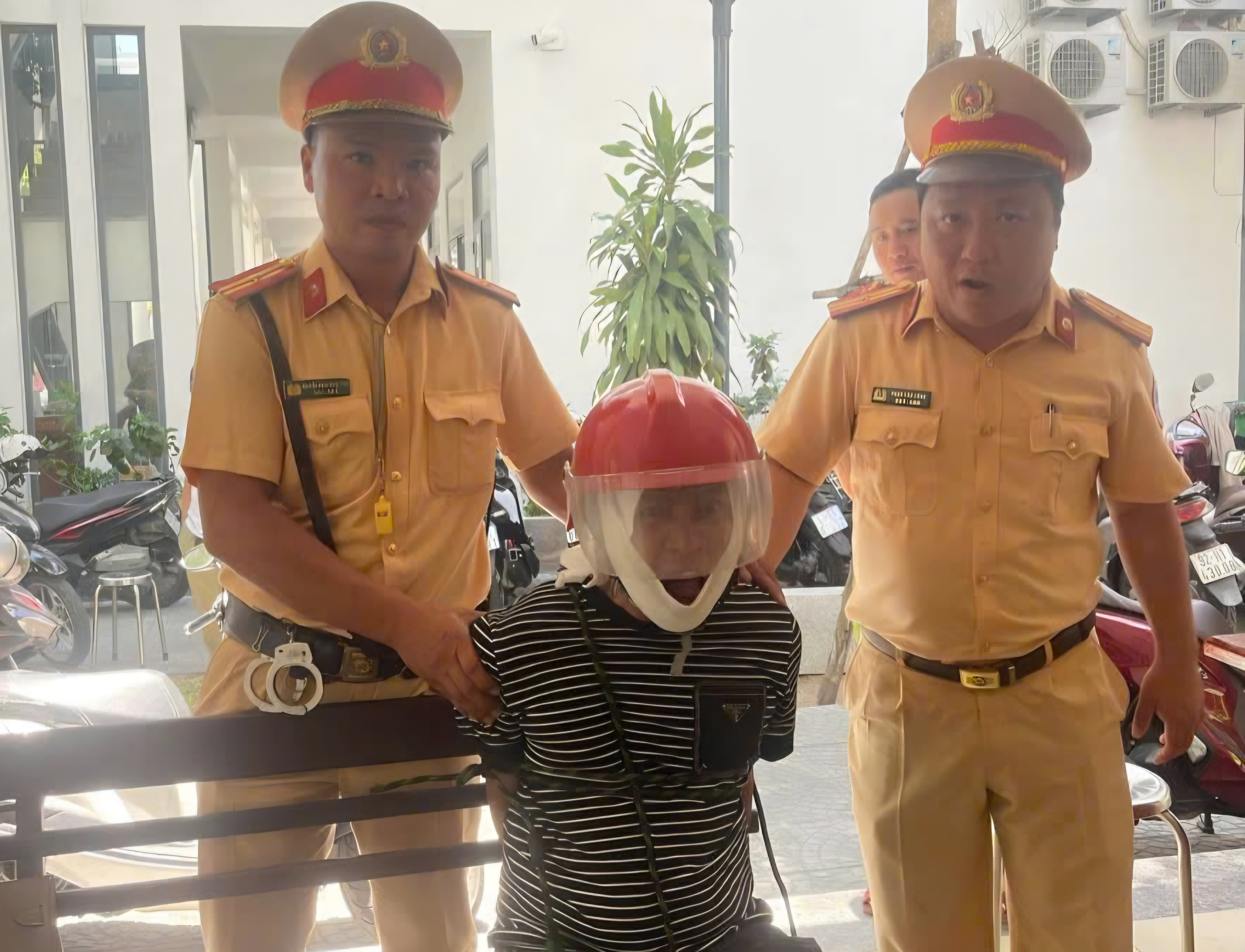  Tài xế công nghệ lao xe vào chốt CSGT thoát khỏi kẻ 'ngáo đá' 