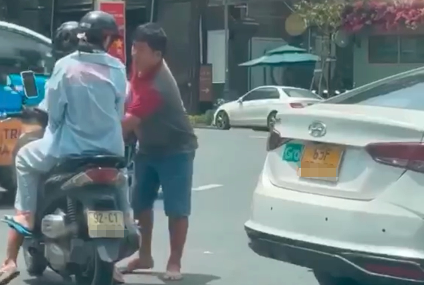 Tài xế taxi 65F-003.33 rút chìa khóa xe máy của cô gái ở TP.HCM rồi bỏ đi