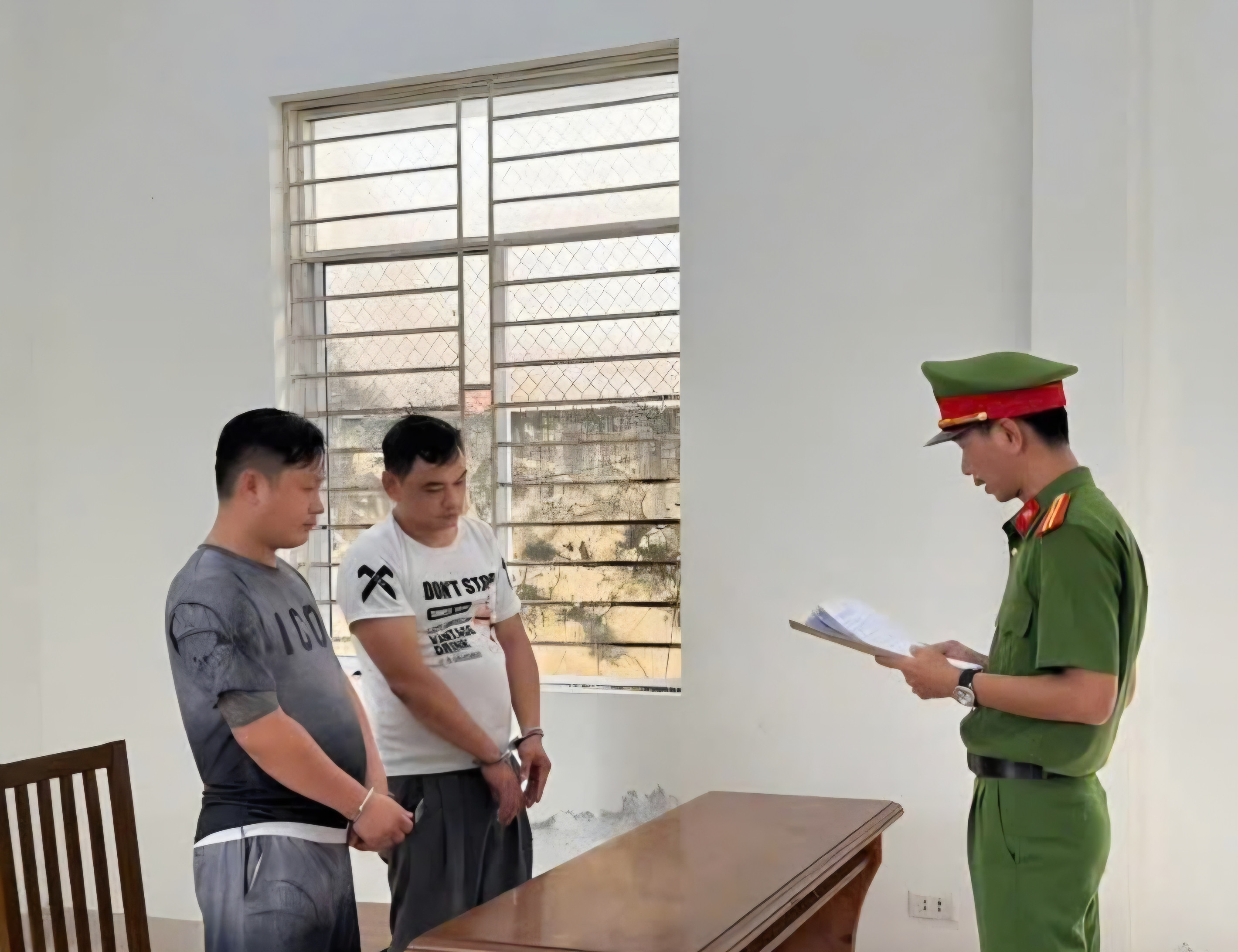 Bắt 2 kẻ giả danh công an xông vào tụ điểm đánh bạc cướp tiền