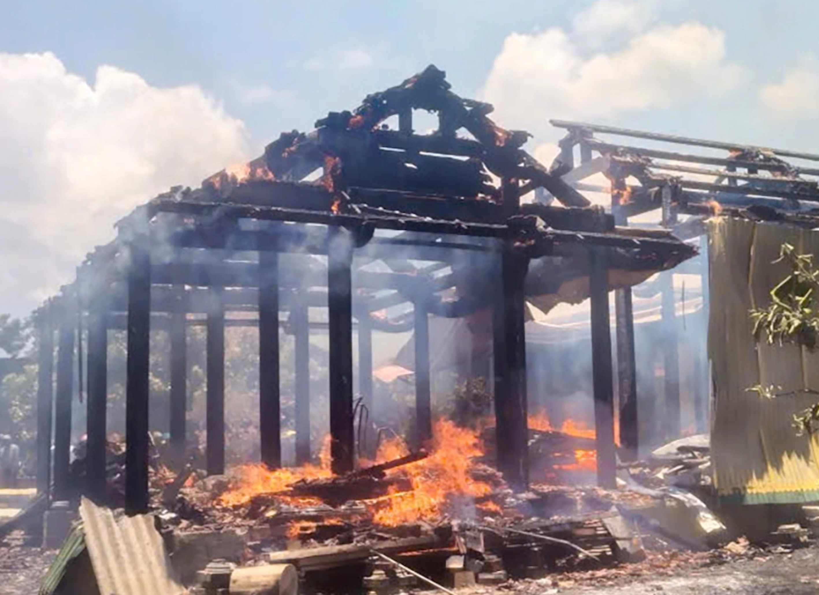 Đốt rác làm 5 căn nhà gỗ quý 7 tỷ đồng cháy rụi thành than