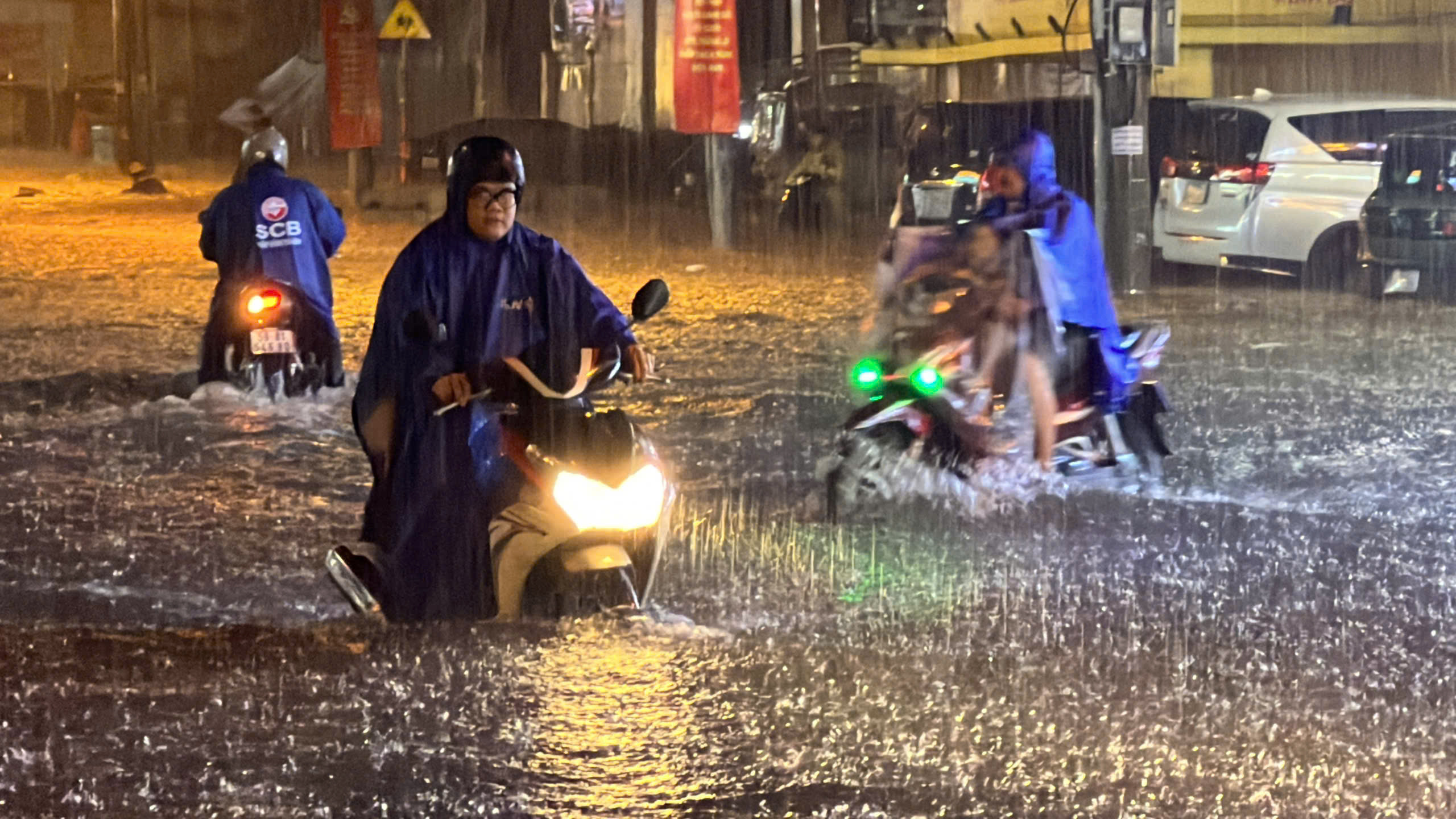 Đường TP.HCM ngập nửa mét sau trận mưa lớn