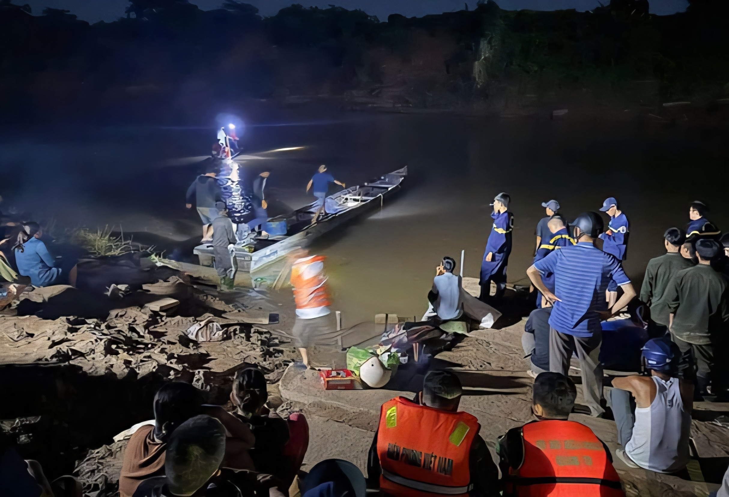 Xuyên đêm tìm kiếm thanh niên mất tích khi tắm sông sát biên giới