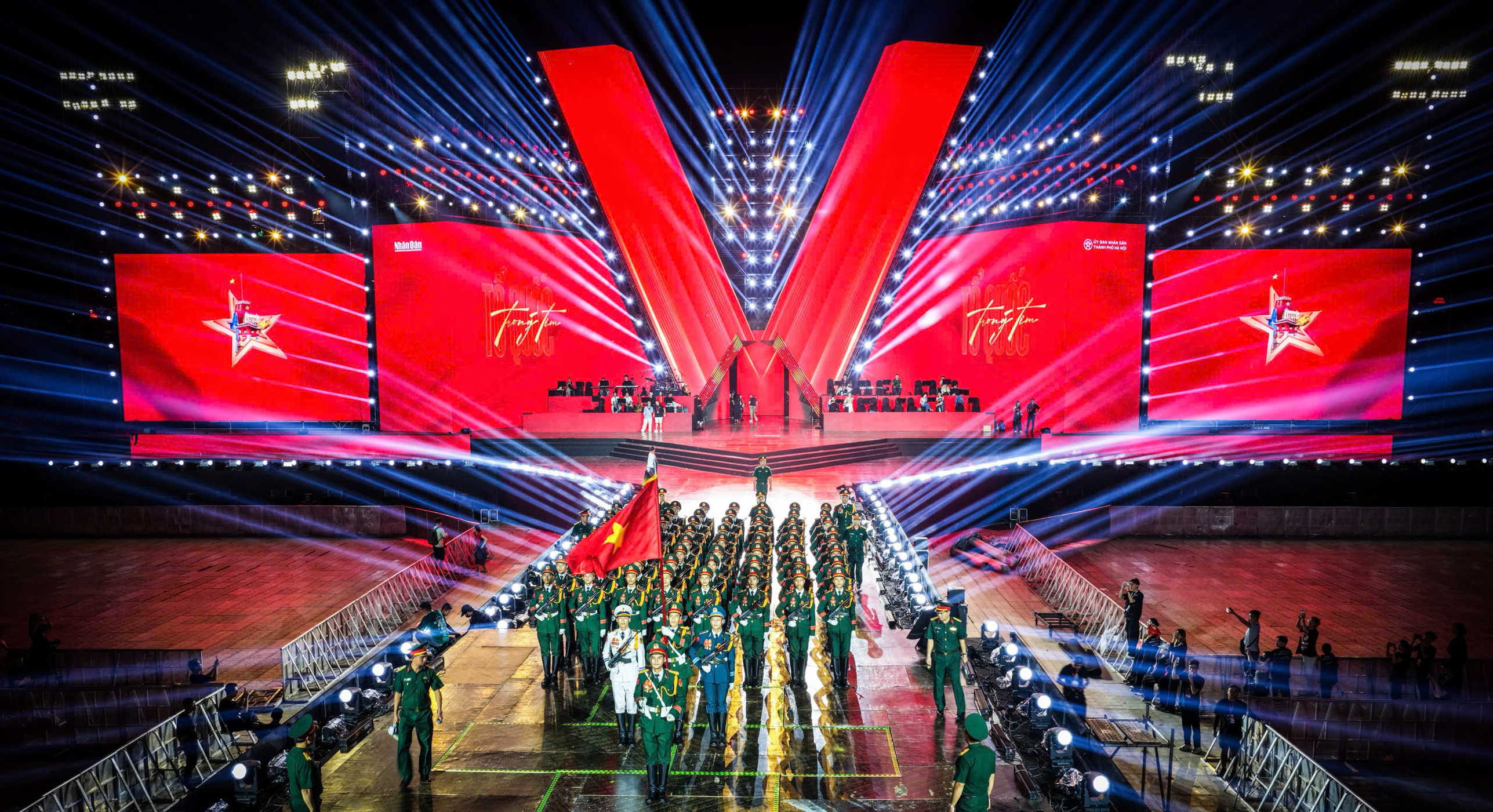 Sân khấu chữ V cao 26m rực sáng trong đêm tổng duyệt ‘Tổ quốc trong tim’