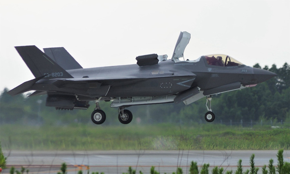 Tiêm kích F-35B của Anh hạ cánh khẩn cấp xuống Nhật Bản