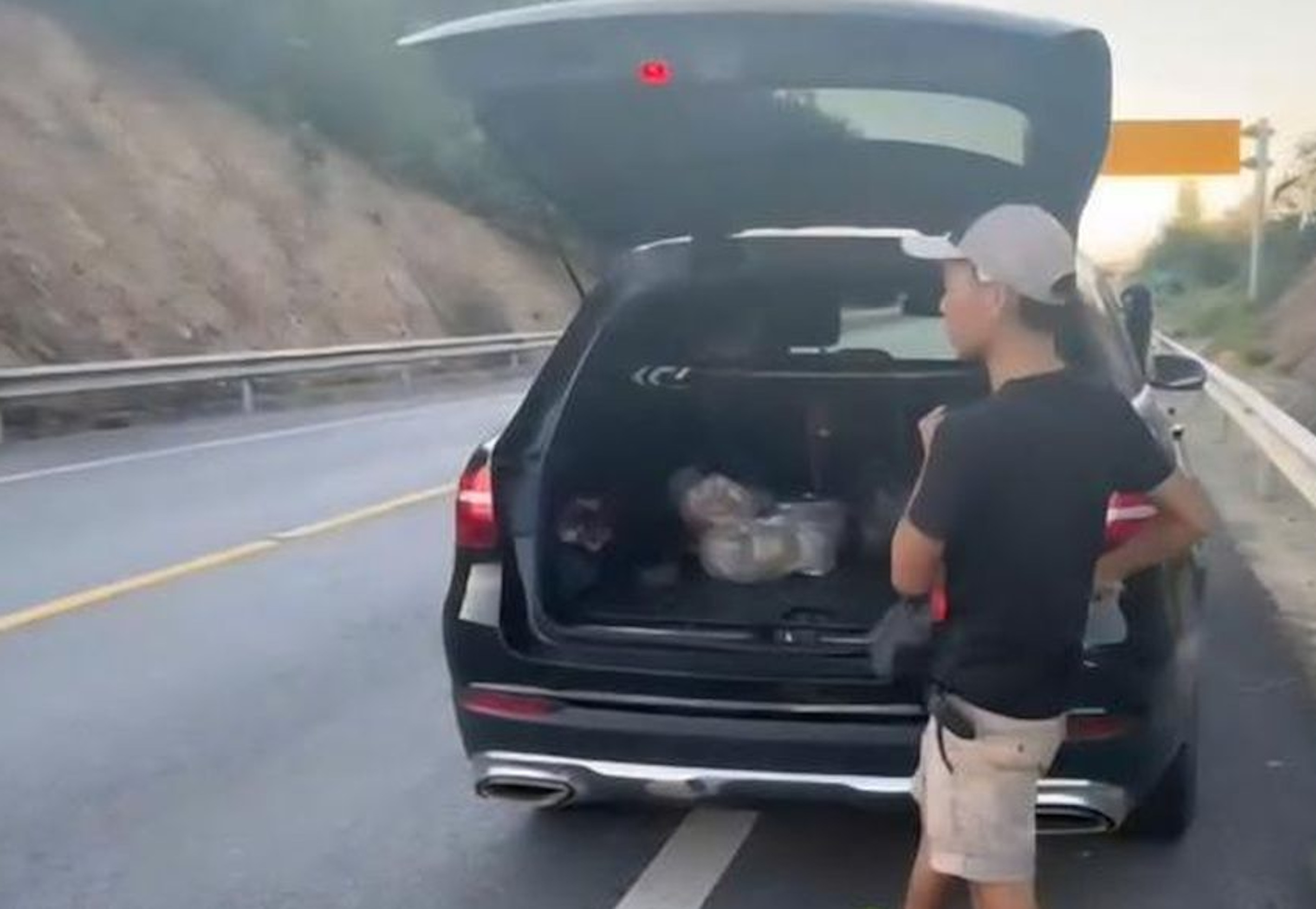 Tài xế dừng ô tô trên cao tốc Cam Lộ - La Sơn để xuống sông câu cá