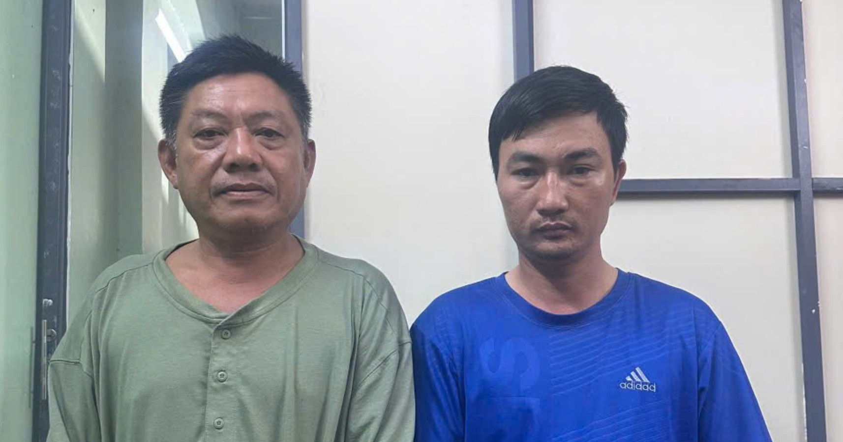 Bắt 2 người đàn ông cầm hung khí đánh nhau giữa đường ở TP.HCM