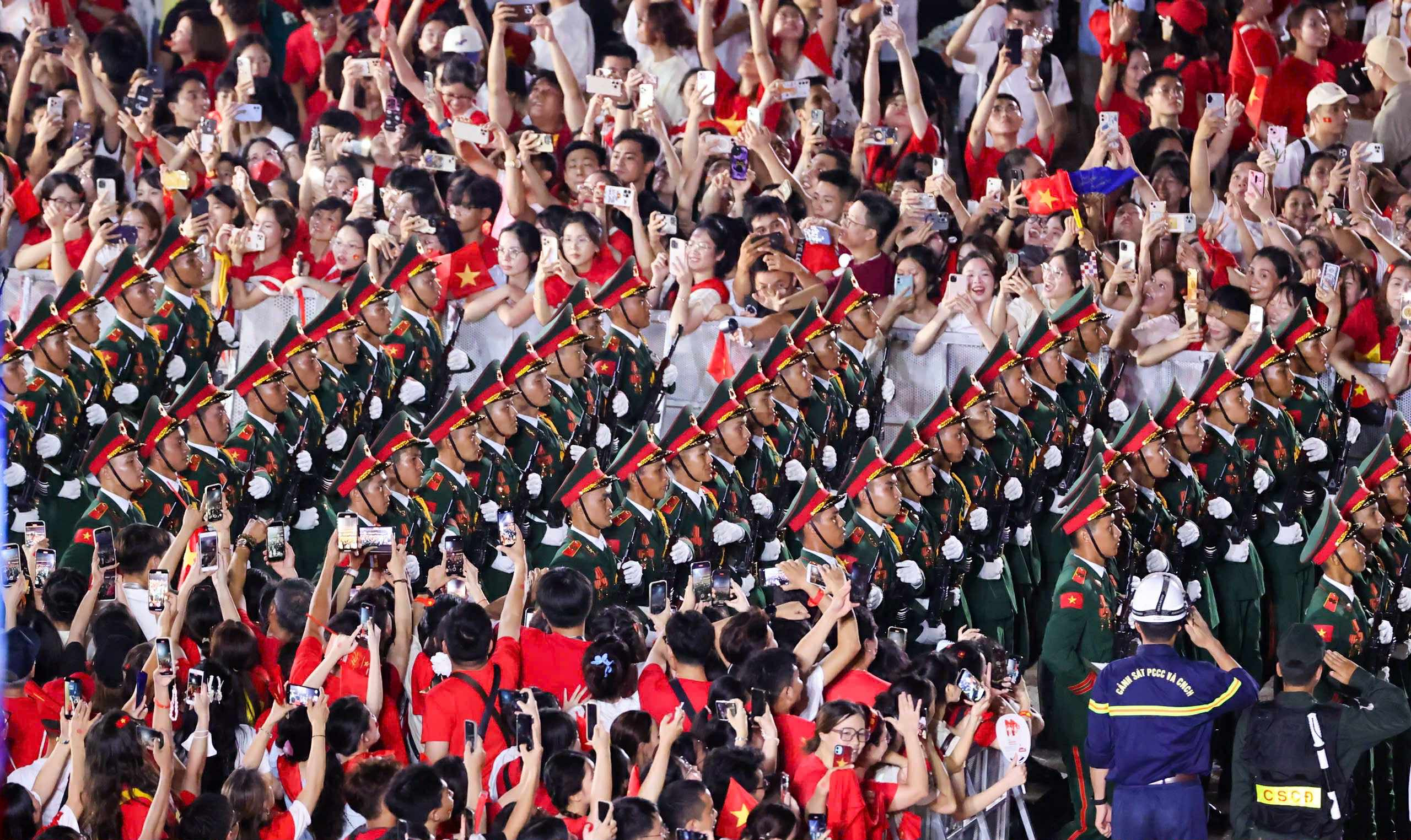 Xúc động hình ảnh 68 quân nhân diễu binh trong vòng tay Nhân dân