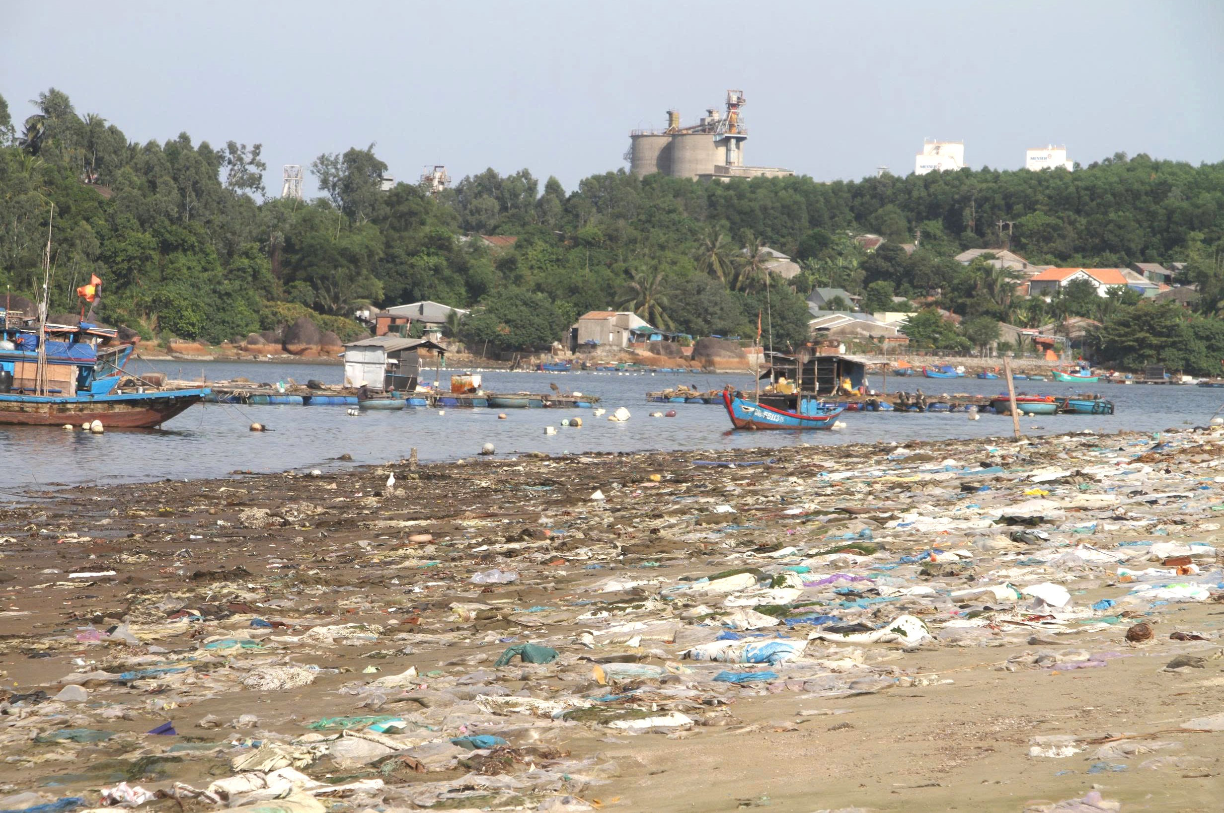 Rác thải bủa vây hơn 300m bờ biển Sa Cần ở Quảng Ngãi