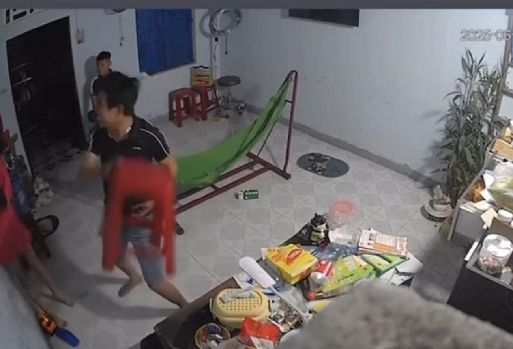 Quảng Ngãi: Điều tra vụ anh cầm ghế phang tới tấp em gái khiến dư luận phẫn nộ