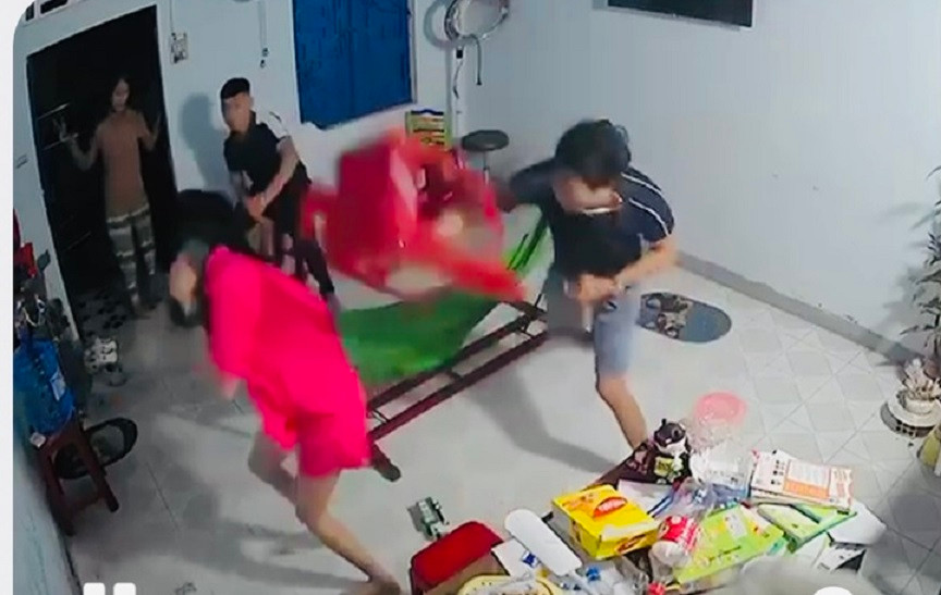 Anh cầm ghế đánh em gái khiến dư luận phẫn nộ: Người trong cuộc lên tiếng