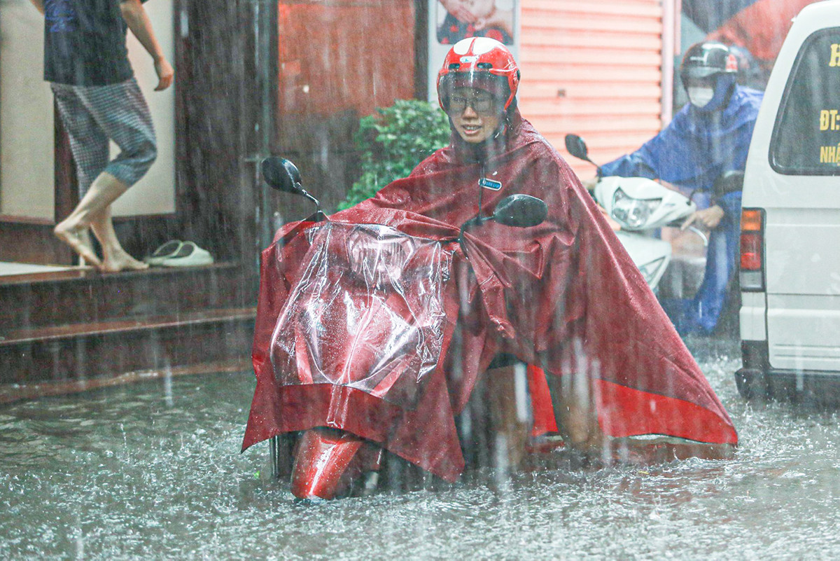 Dự báo thời tiết 10 ngày: Biển Đông xuất hiện vùng áp thấp, cả nước mưa lớn