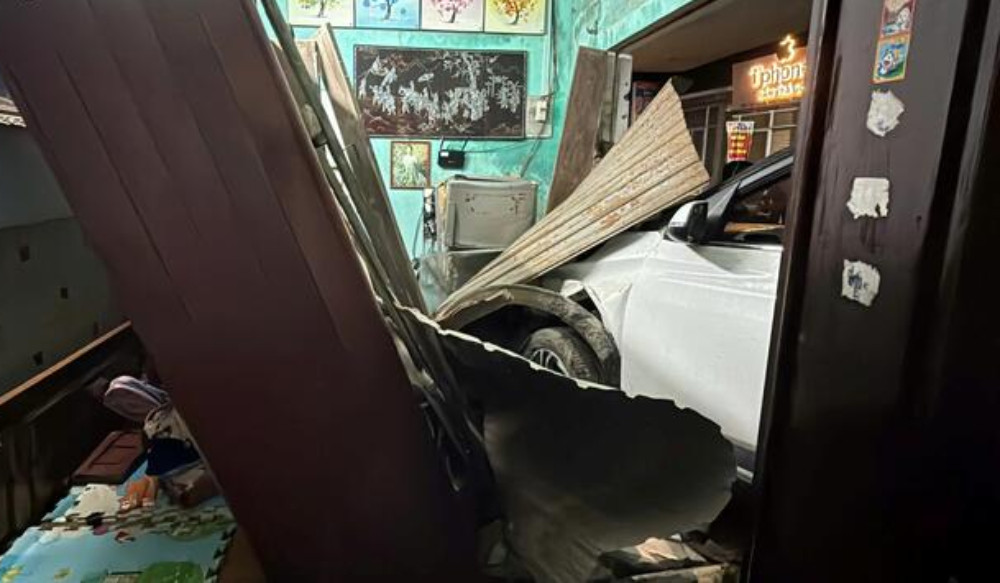 Ô tô lao vào nhà dân lúc đêm khuya, người đàn ông may mắn thoát chết