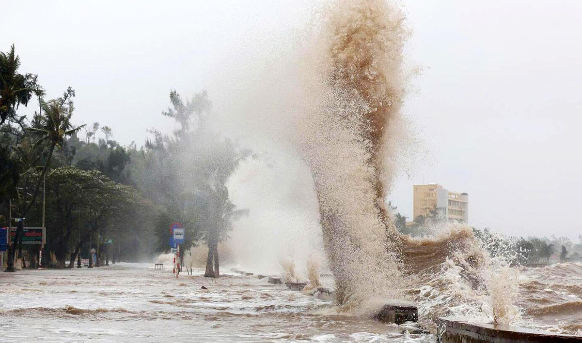 Biển Đông sắp đón áp thấp nhiệt đới, cả nước mưa như trút