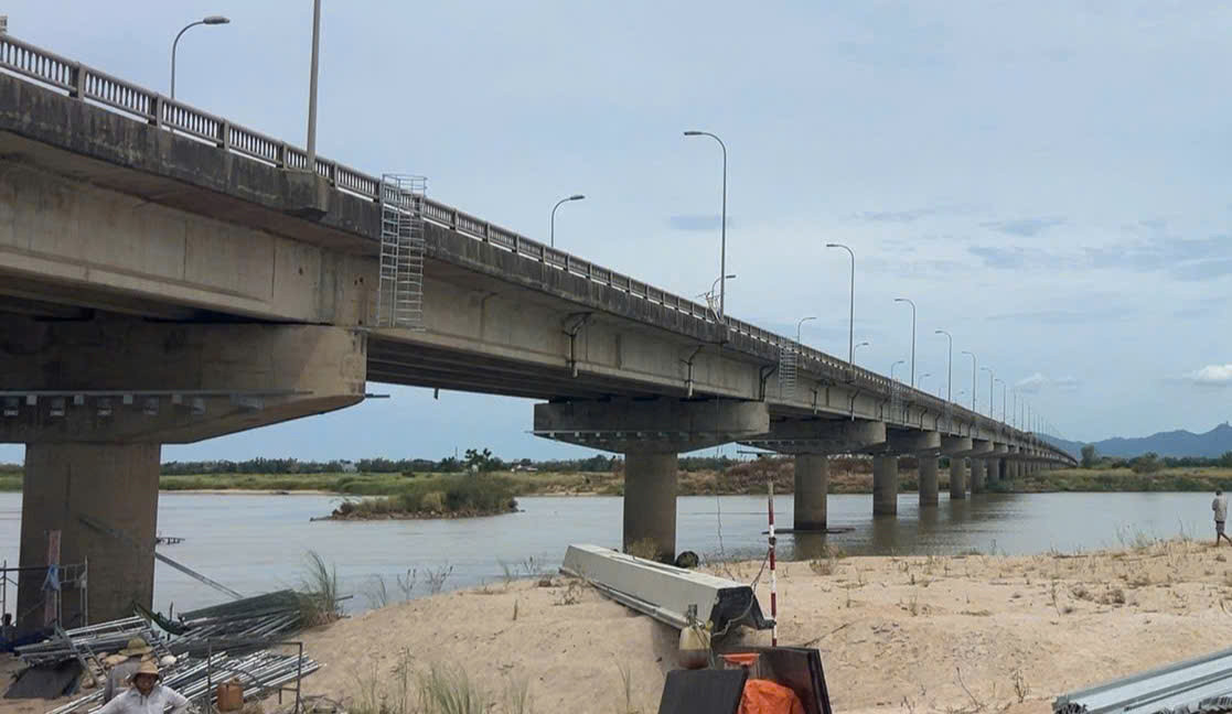 Tự bơi vào bờ, một công nhân sửa chữa cầu Đà Rằng ở Đắk Lắk mất tích