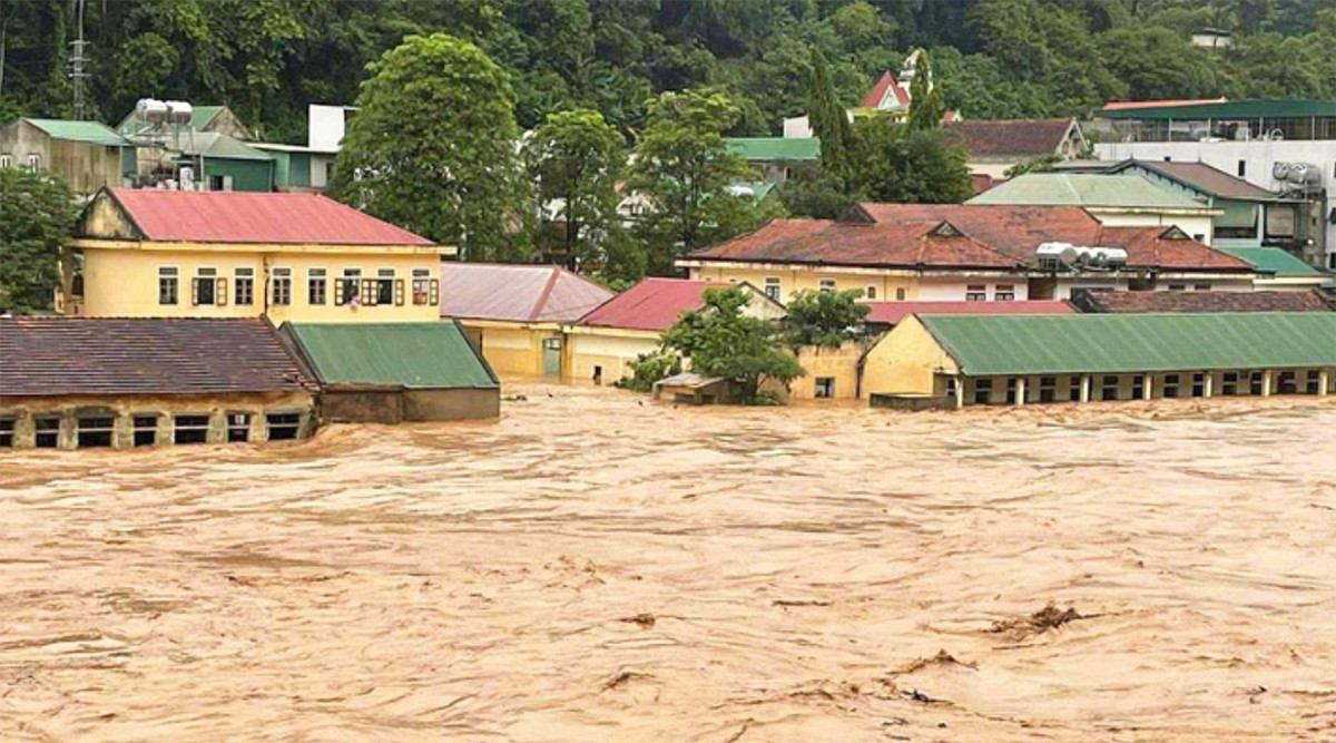 Mưa xối xả nhiều giờ, 14 tỉnh thành trên cả nước nguy cơ lũ quét và sạt lở đất