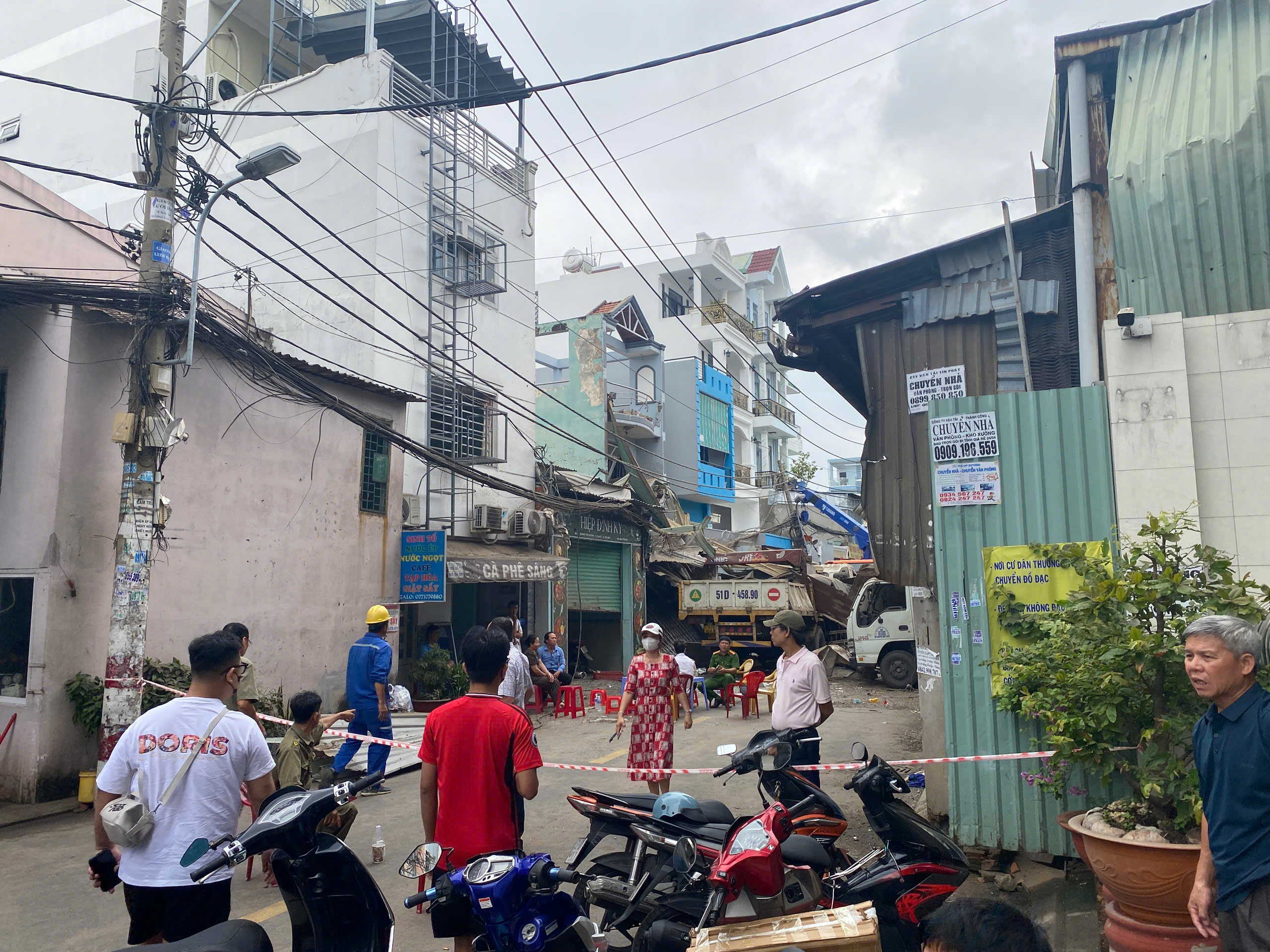 Nổ lớn tại công ty kính ở TP.HCM, nhiều nhà dân bị xé toạc